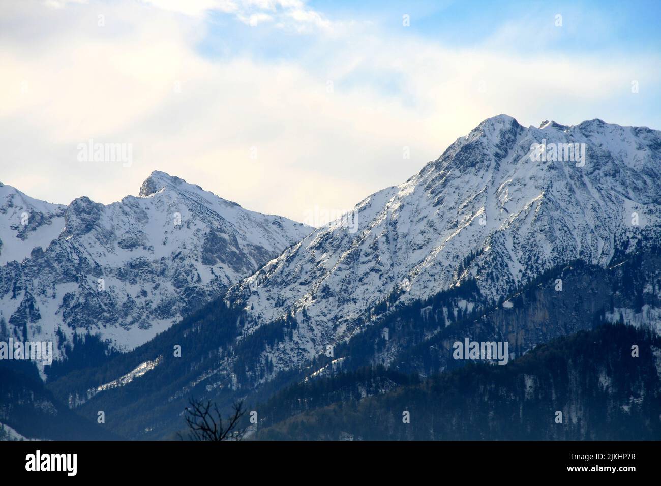 Eine atemberaubende Aussicht auf die snowcap Alpen auf einem bewölkten Himmel Hintergrund Stockfoto