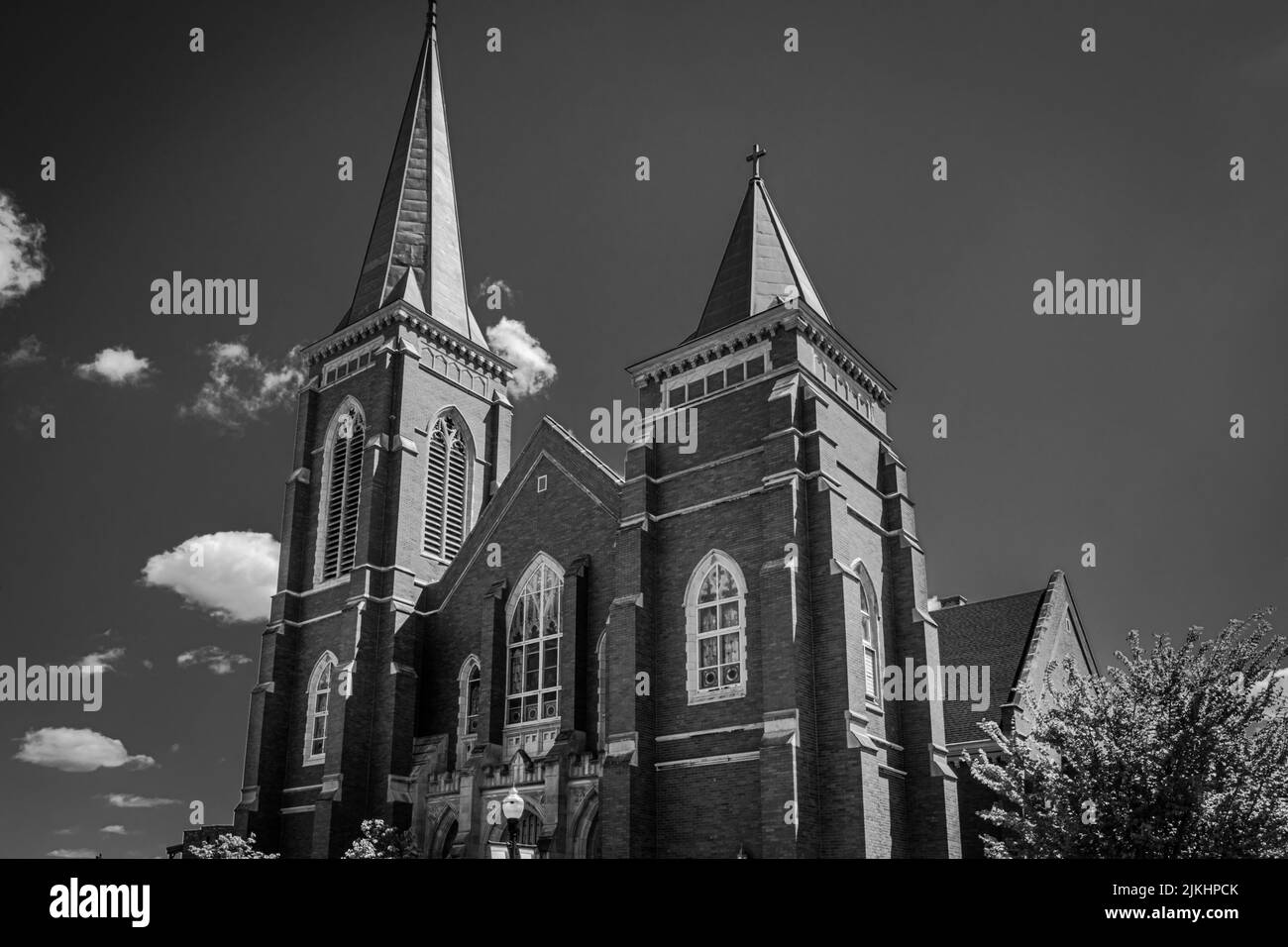 Eine Graustufenaufnahme einer alten Kirche in Elgin, Illinois Stockfoto