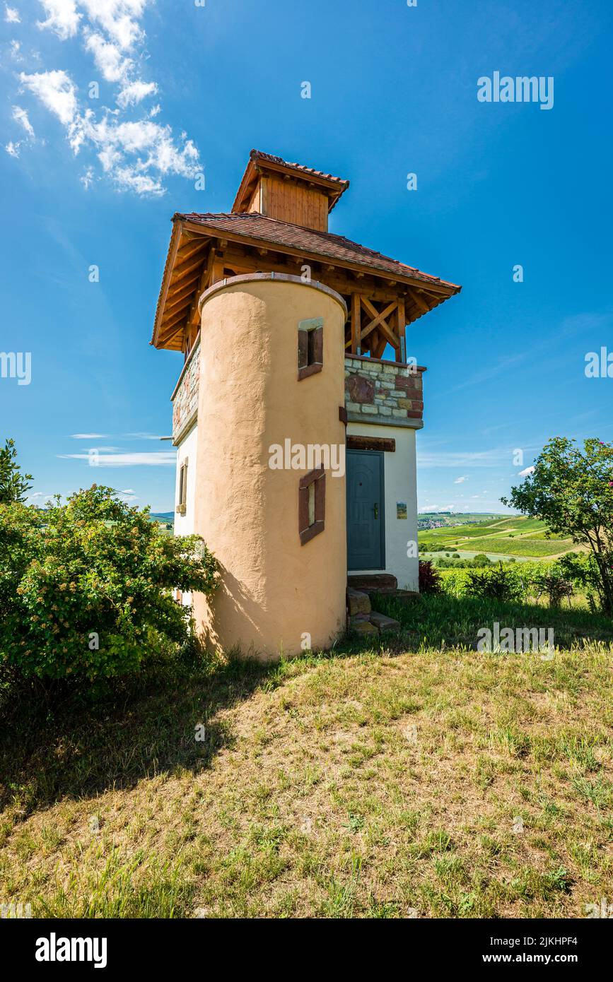 Turm im Weinberg bei Saulheim, Weingut Heinz-Willi Dechent, mehrgeschossiger Turm mit Aussichtsplattform und seitlichem Wendeltreppe, eines der schönsten Weinbaugebäude in Rheinhessen, Stockfoto