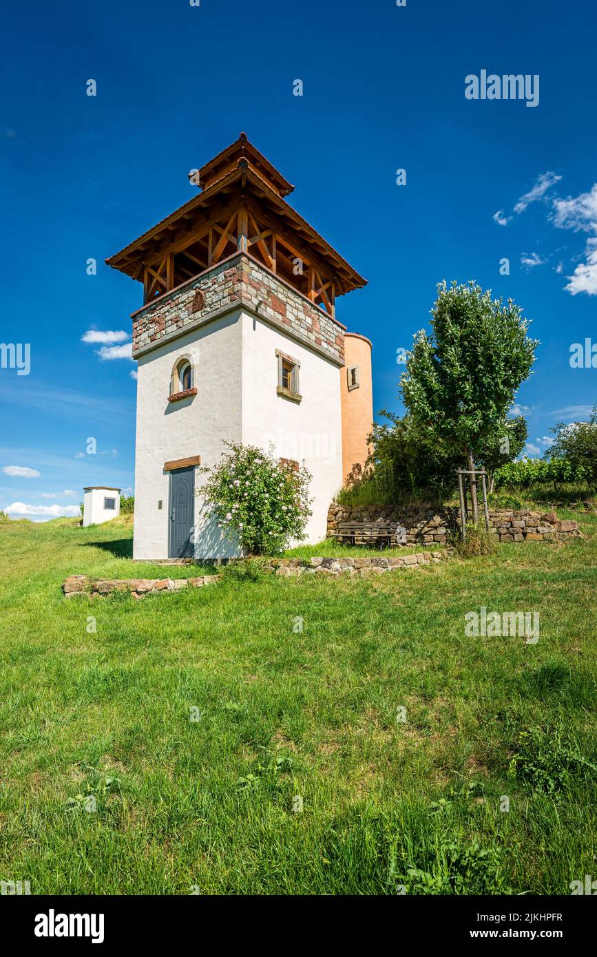 Turm im Weinberg bei Saulheim, Weingut Heinz-Willi Dechent, mehrgeschossiger Turm mit Aussichtsplattform und seitlichem Wendeltreppe, eines der schönsten Weinbaugebäude in Rheinhessen, Stockfoto