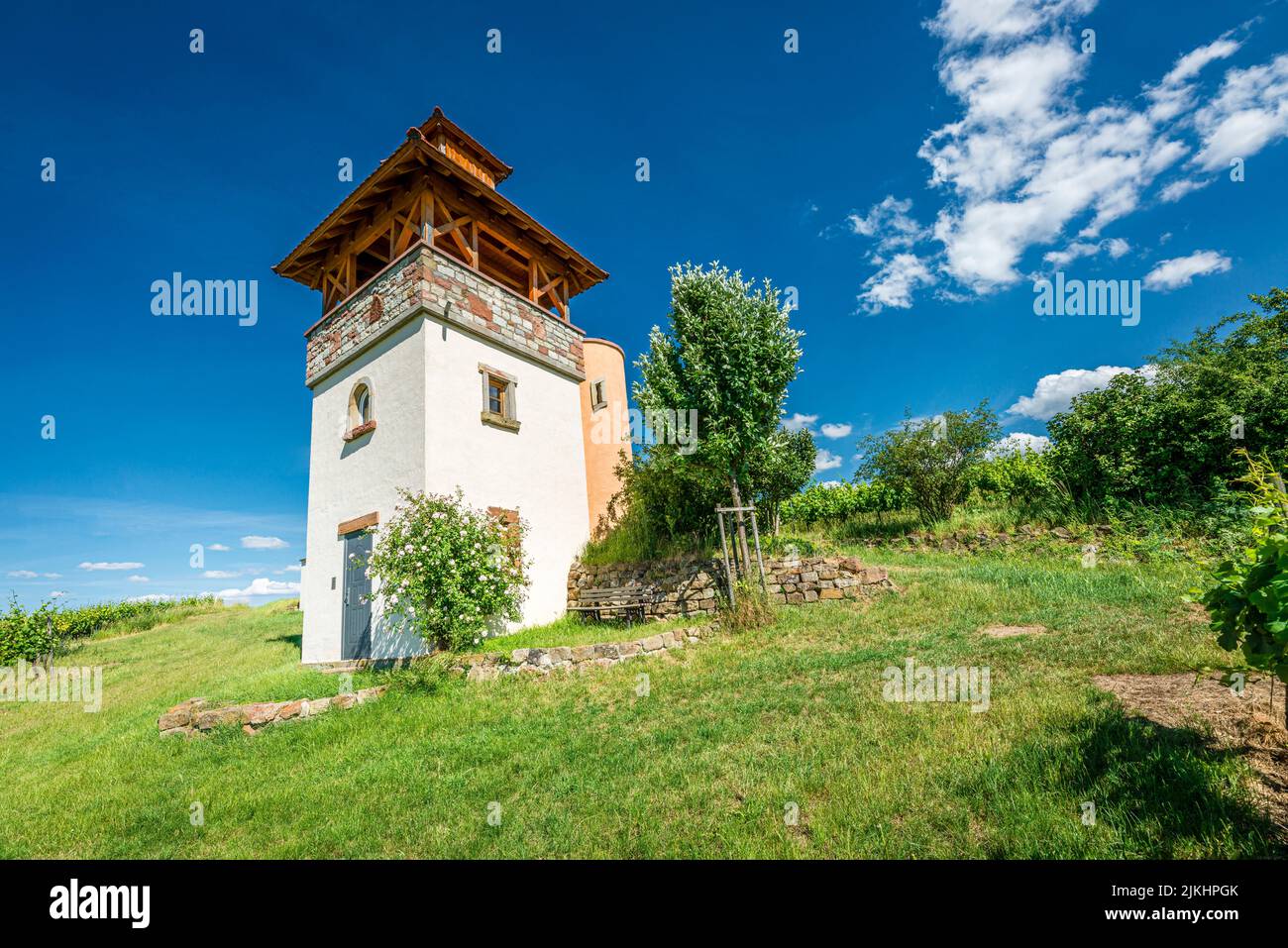 Turm im Weinberg bei Saulheim, Weingut Heinz-Willi Dechent, mehrgeschossiger Turm mit Aussichtsplattform und seitlichem Wendeltreppe, eines der schönsten Weinbaugebäude in Rheinhessen, Stockfoto
