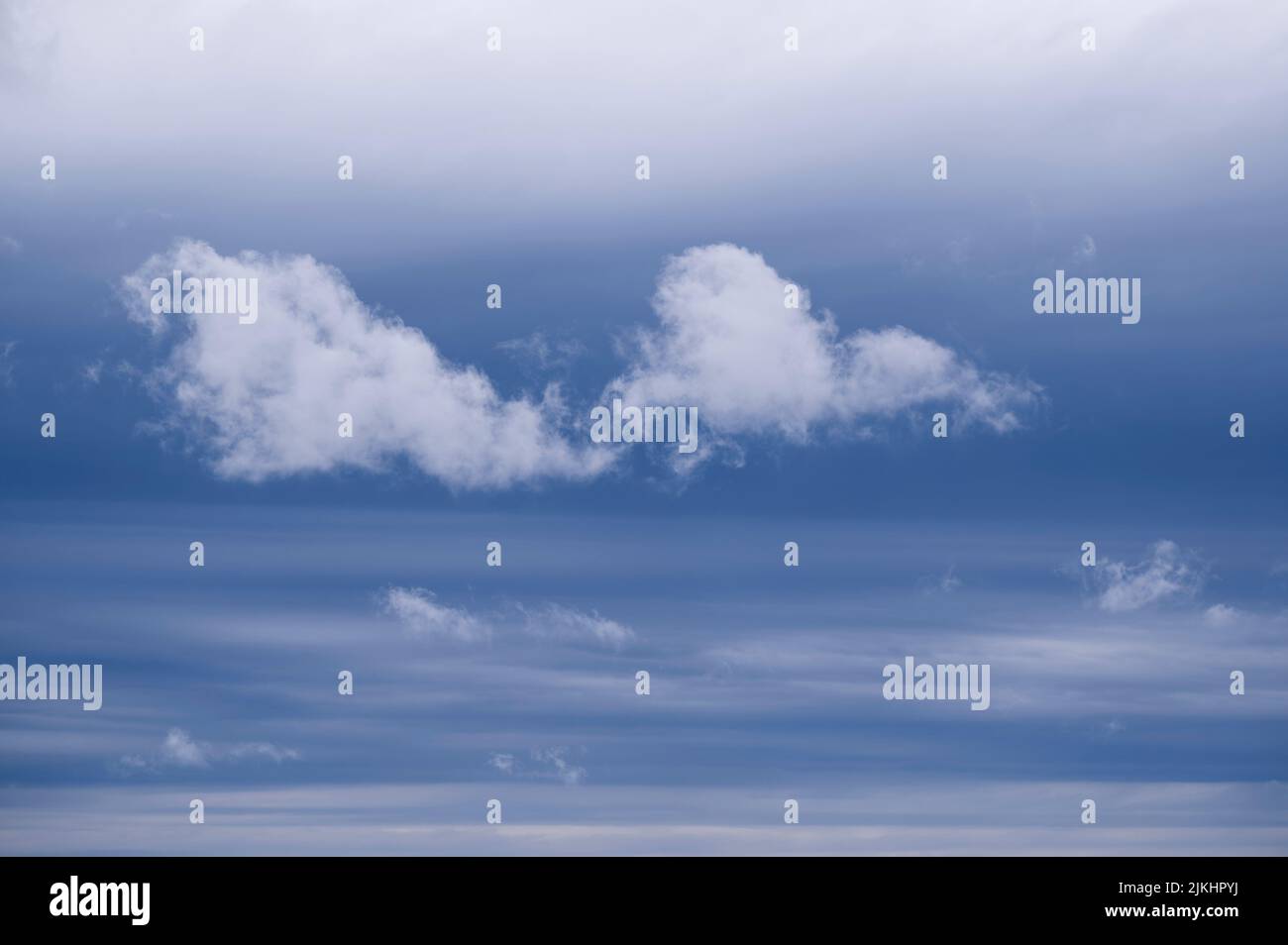 Wolkenatmosphäre, helle Wolken vor dunklen Wolkenschichten Stockfoto