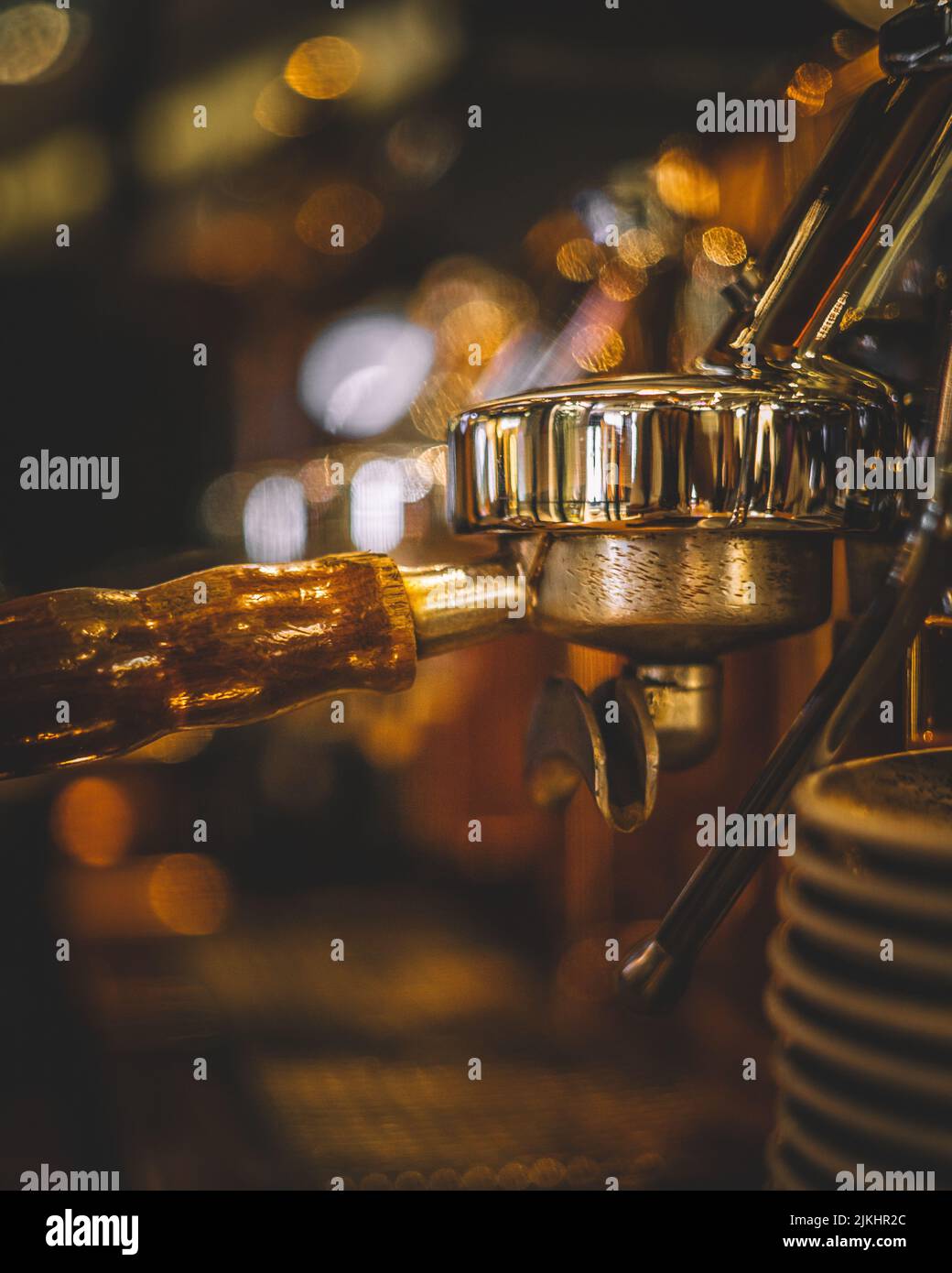 Eine vertikale Aufnahme einer Espressomaschine der Kaffeemaschine. Stockfoto