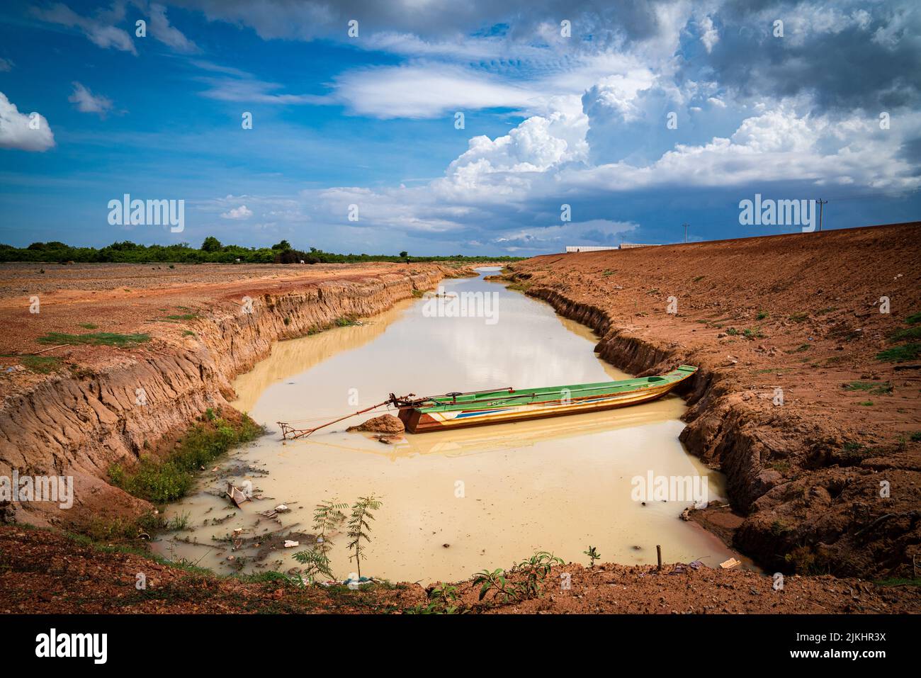 Ein schmutziger Fluss, der durch Steppen fließt, Kambodscha Stockfoto