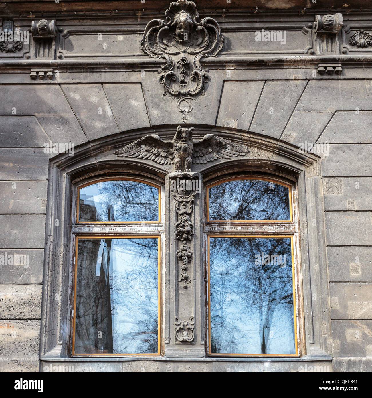 Das Fenster eines alten Gebäudes mit Statuen Stockfoto