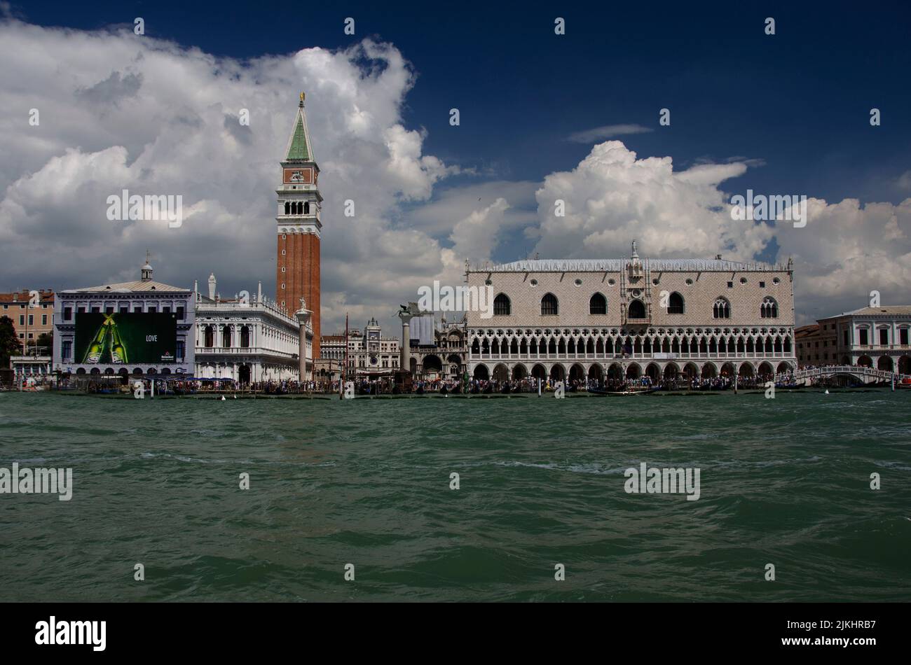 Ein wolkiger Tag auf dem Markusplatz in Venedig, Italien mit den Wellen, die im Wind wehen Stockfoto