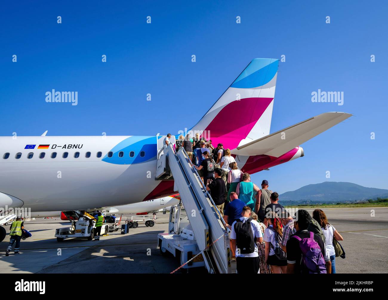 Korfu-Stadt, Korfu, Griechenland - EUROWINGS. Am Flughafen Korfu besteigen Urlauber über eine Außentreppe auf dem Vorfeld ein Eurowings-Flugzeug, hier einen Airbus A320. Stockfoto