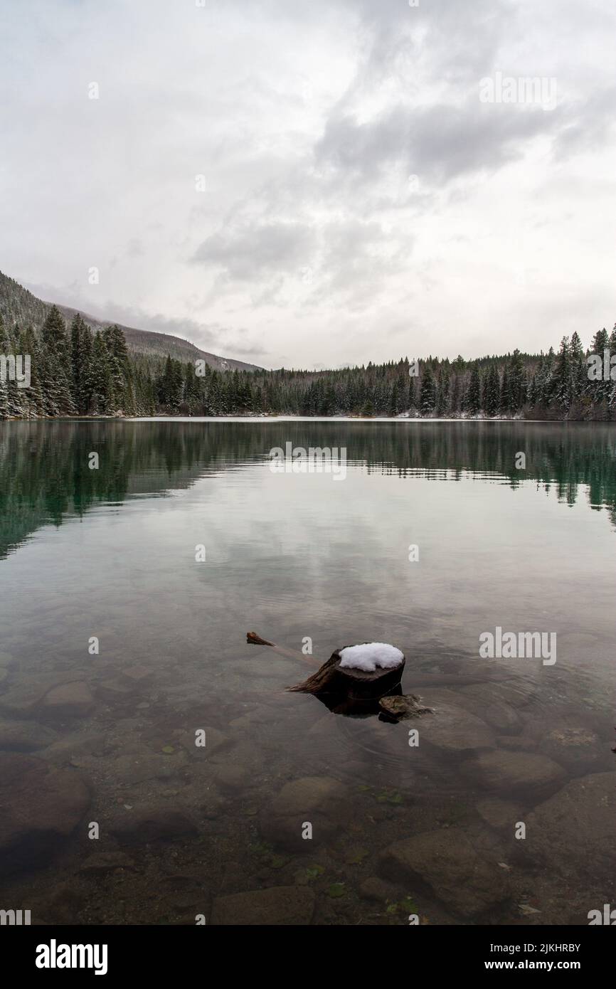 Der düstere Himmel über Valley of the Five Lakes, Jasper National Park, Alberta, Caanada im Herbst Stockfoto