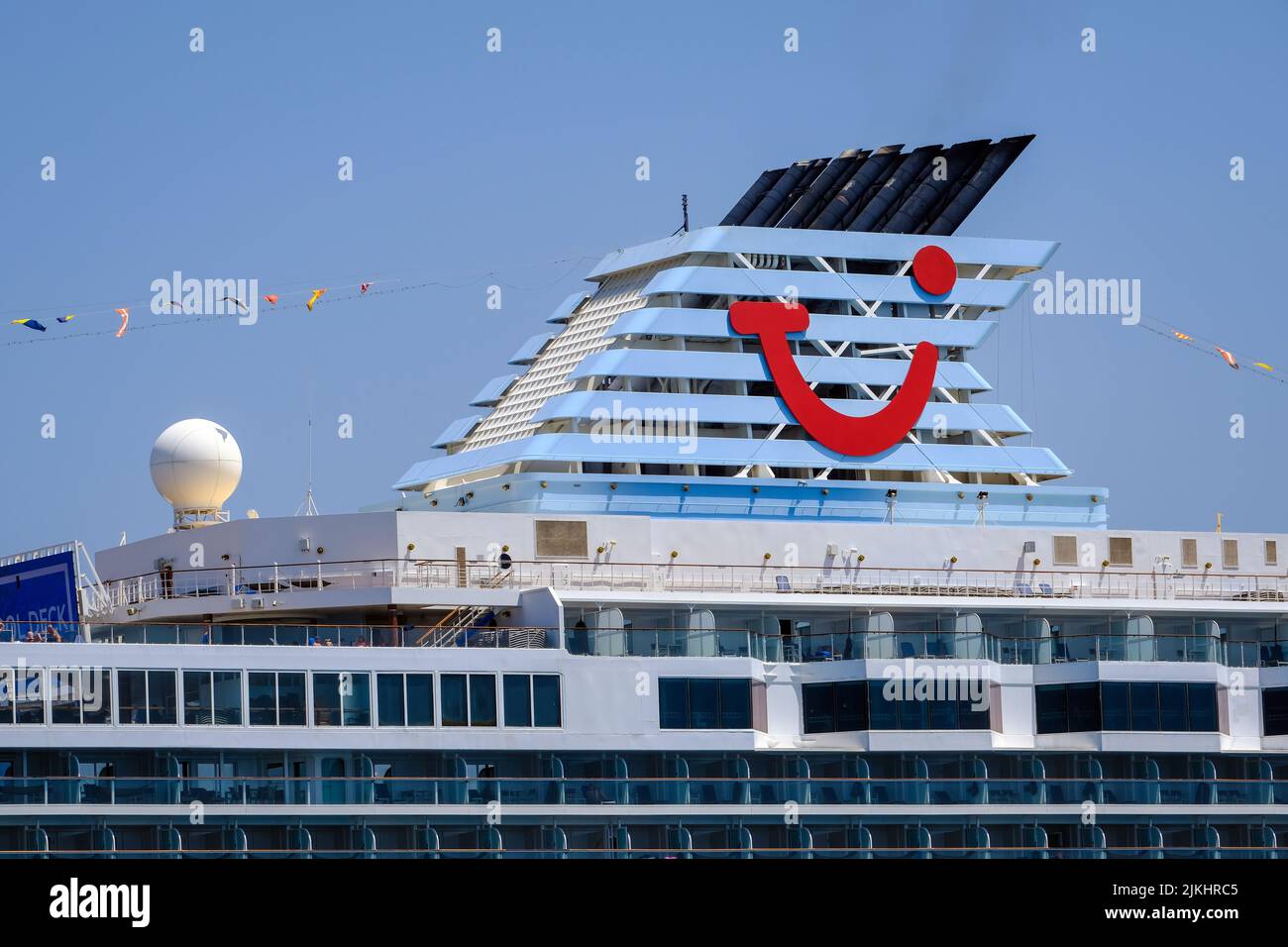 Korfu-Stadt, Korfu, Griechenland - das TUI-Kreuzschiff Marella Explorer liegt im Hafen von Korfu vor Anker. Das 262 Meter lange Schiff hat eine Masse von 9, 900 Tonnen. Stockfoto