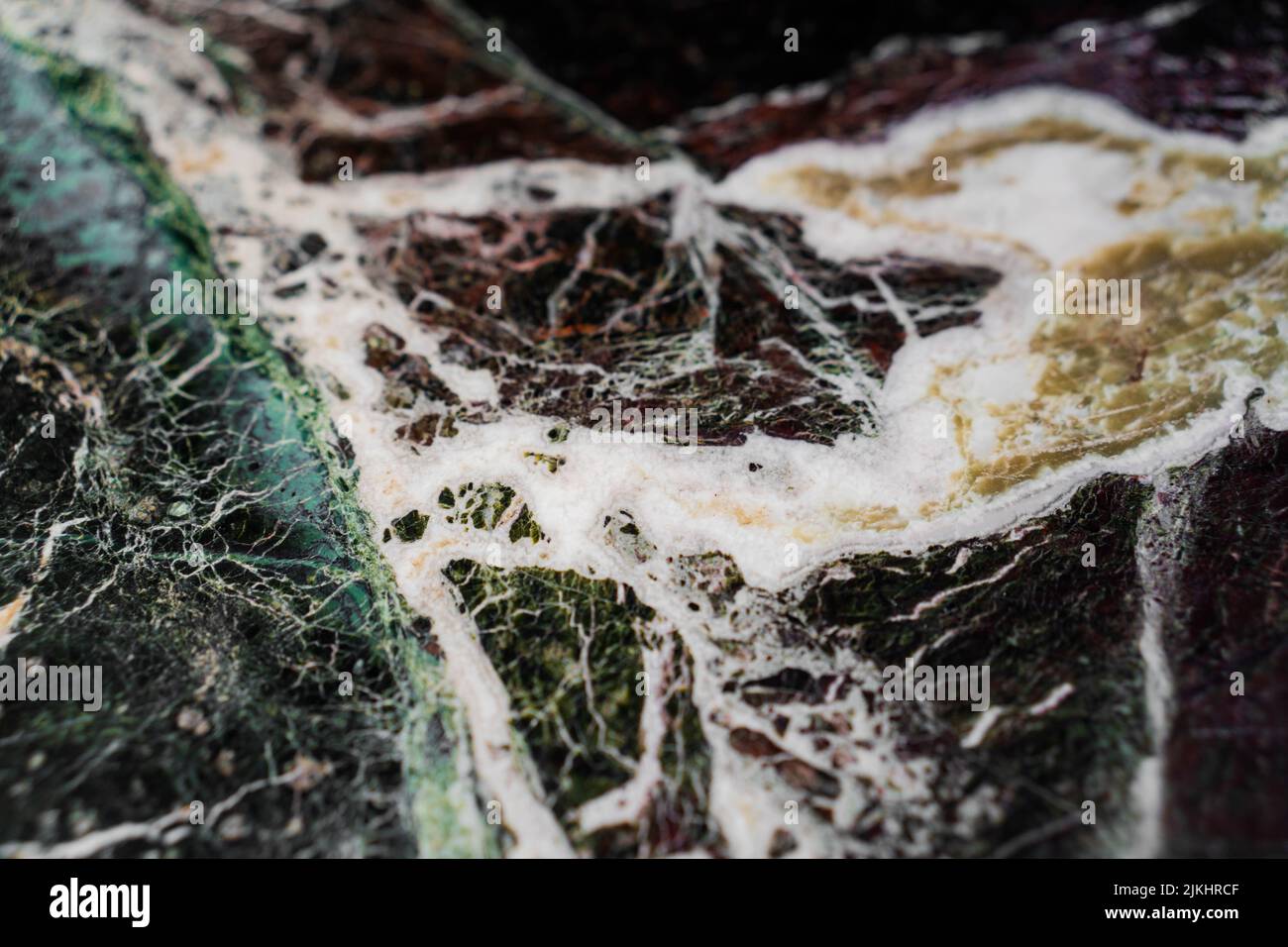 Eine Makrofokussierung der Textur eines farbenfrohen Marmorsteins Stockfoto