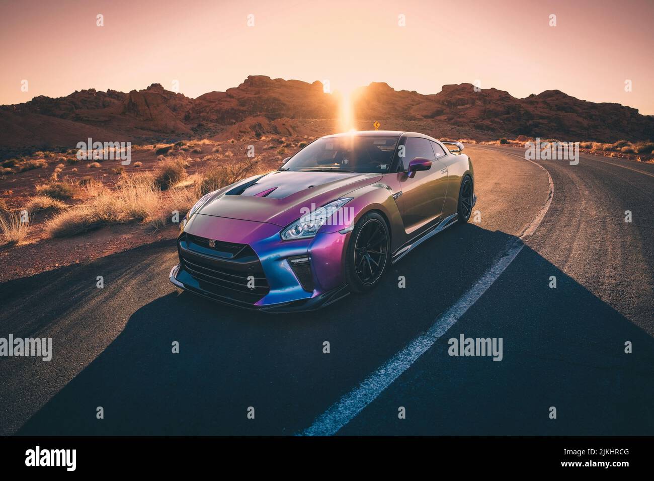 Nahaufnahme eines violetten Nissan GT-R bei Sonnenuntergang in Nevada, USA Stockfoto