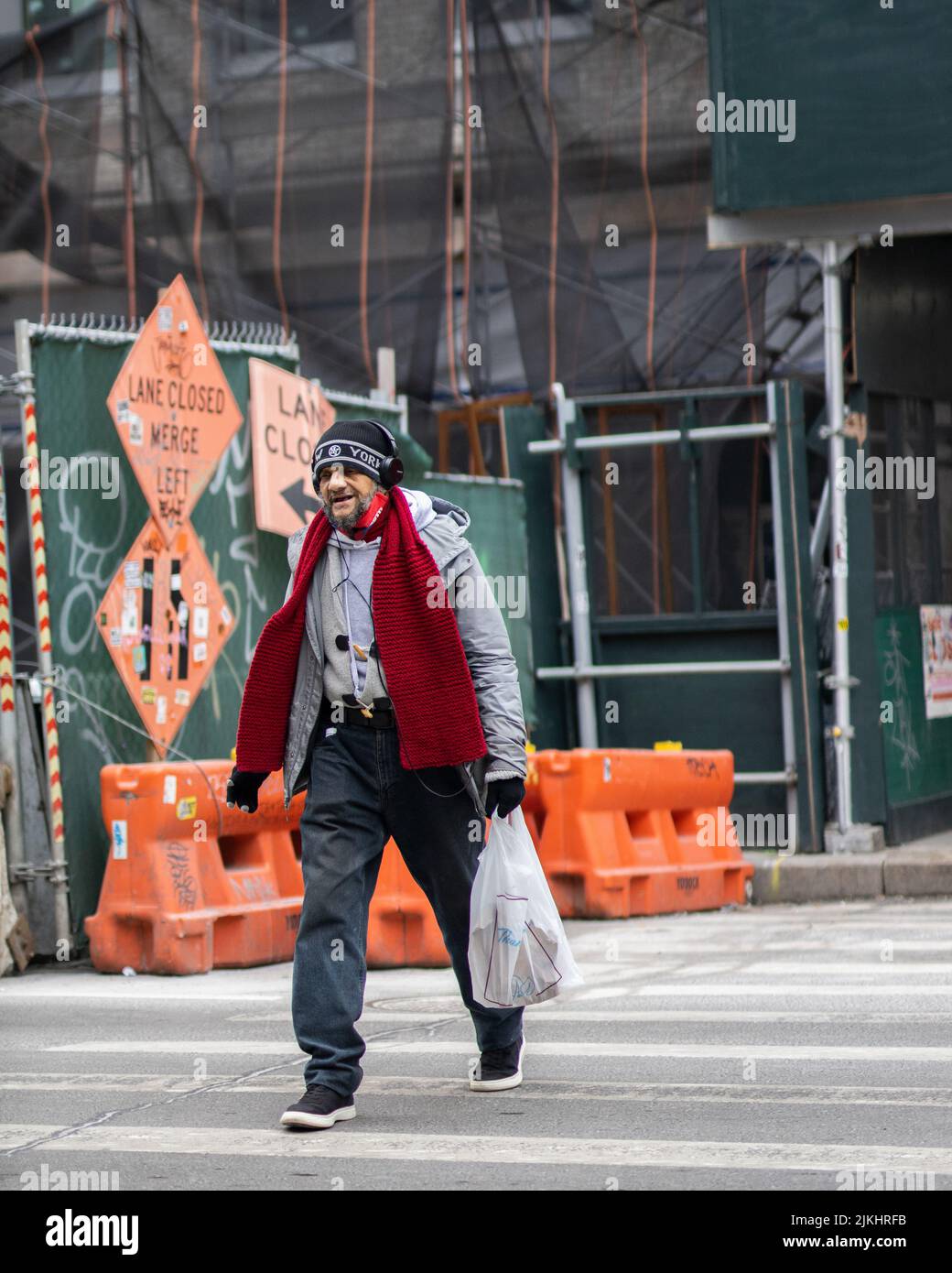 Eine Aufnahme einer Person, die die Straße in New York City überquert - täglich pendeln Stockfoto