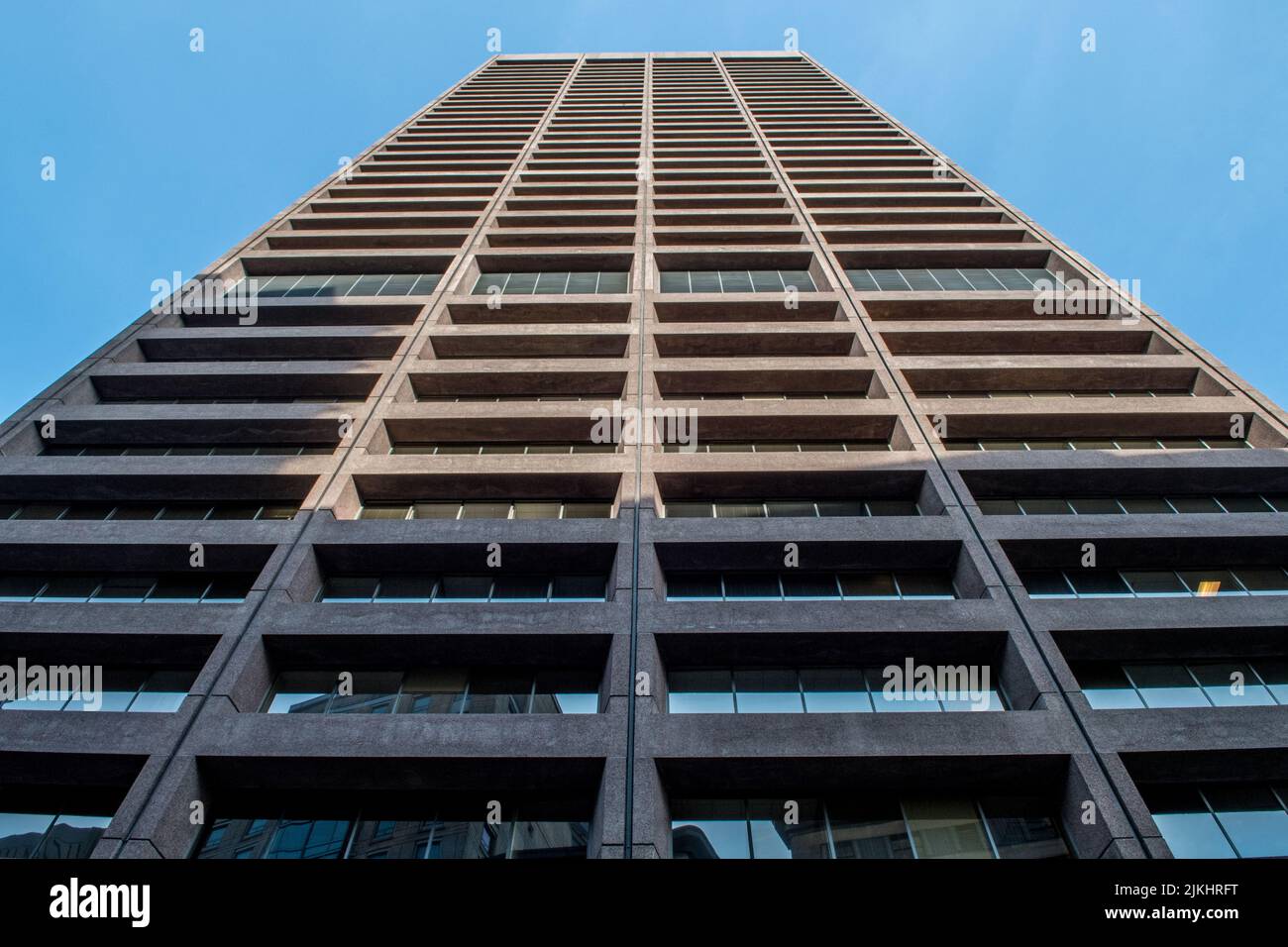 Eine untere Aufnahme eines symmetrischen modernen Wolkenkratzers in Boston. Stockfoto