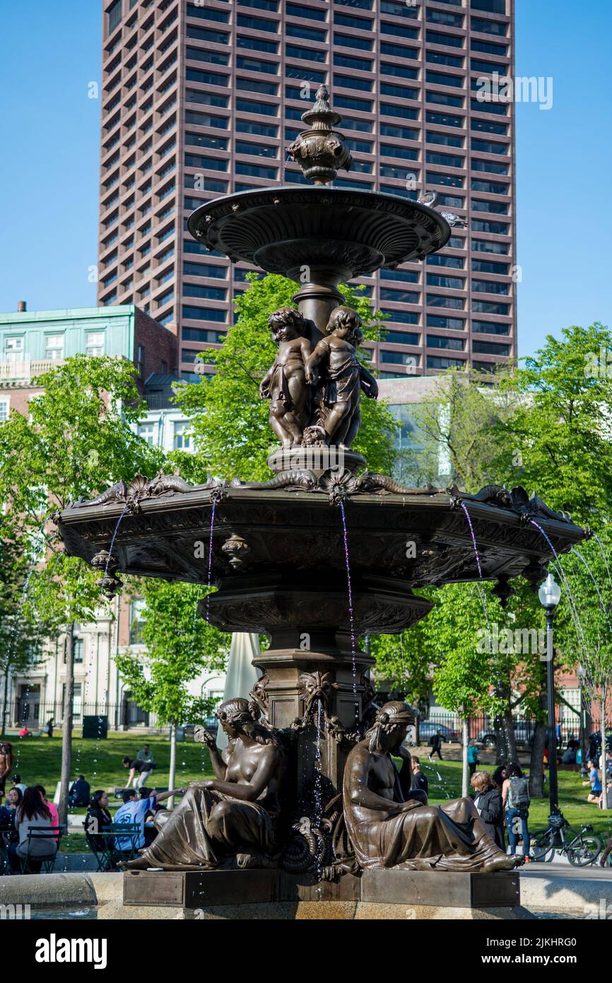 Eine vertikale Aufnahme eines Brunnens mit Skulptur in einem Park in Boston. Stockfoto