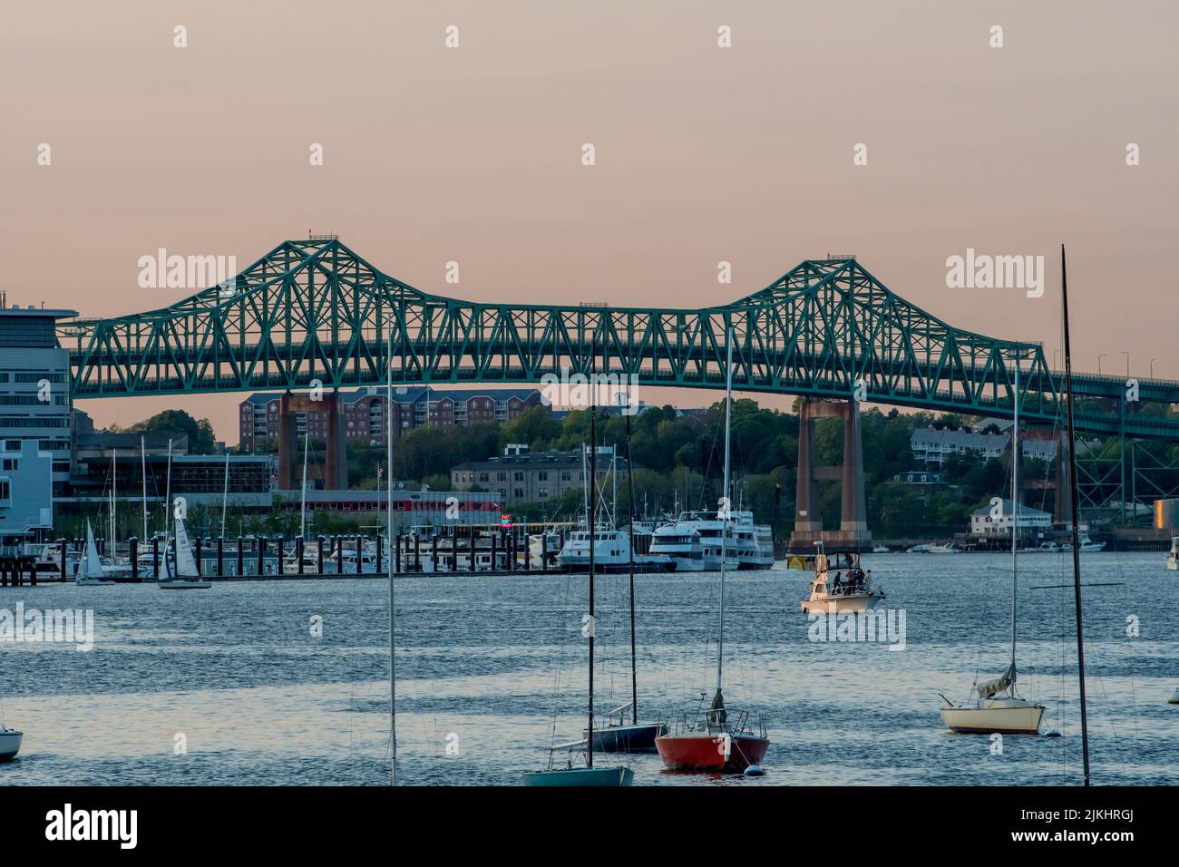 Eine wunderschöne Aufnahme einer metallischen Brücke in Boston. Stockfoto