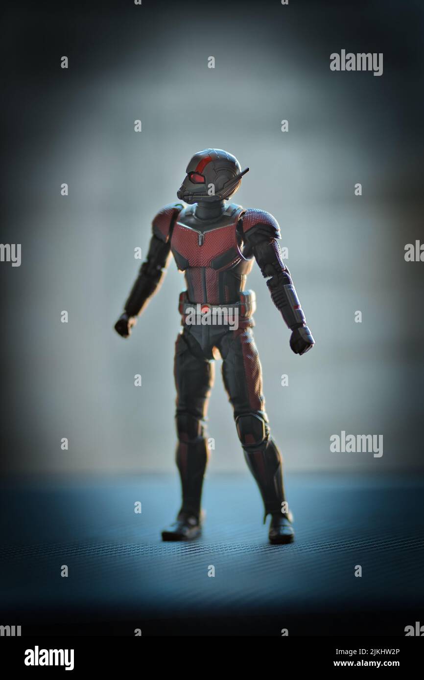Eine vertikale Aufnahme einer Antman-Figur auf einem verschwommenen Hintergrund Stockfoto