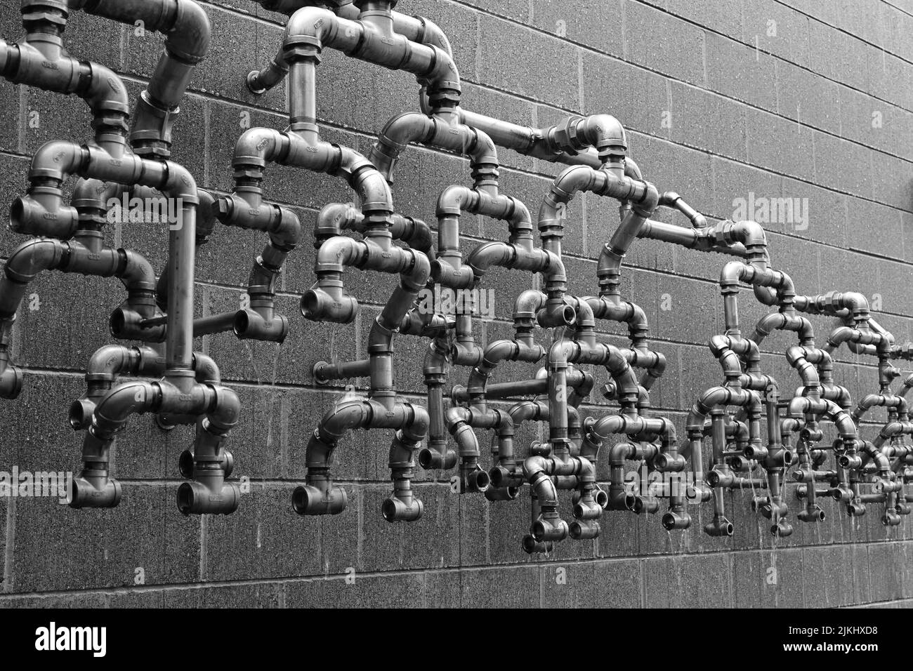 Eine graue Schussaufnahme von Rohrwänden nebeneinander Stockfoto