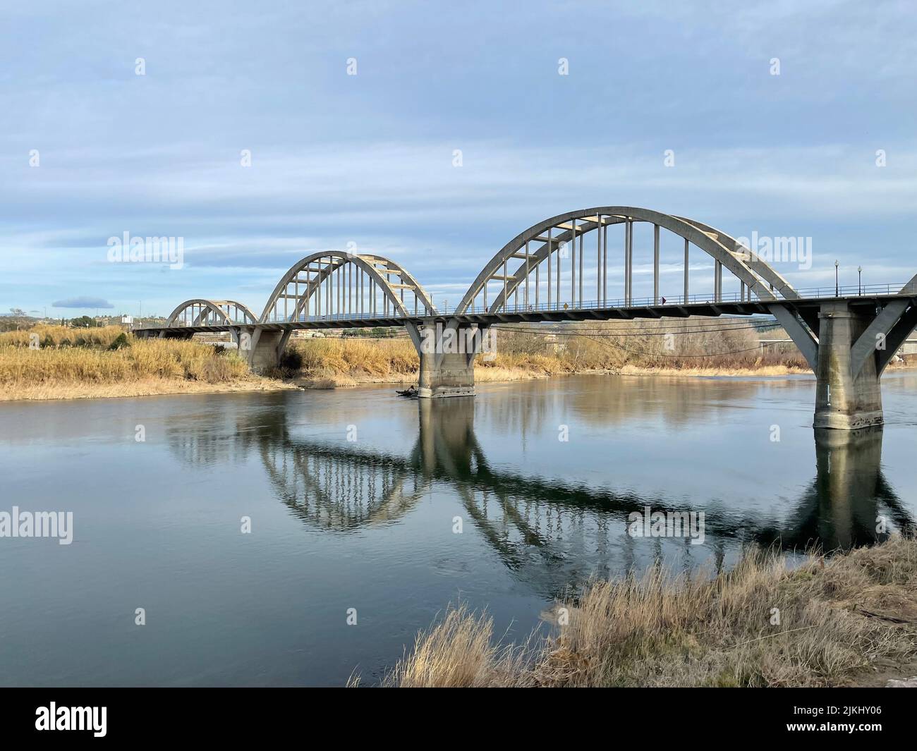 Die Brücke über den Fluss Ebro (Rio Ebro, Riu Ebre) bei Mora d'Ebre in Katalonien, Spanien. Stockfoto