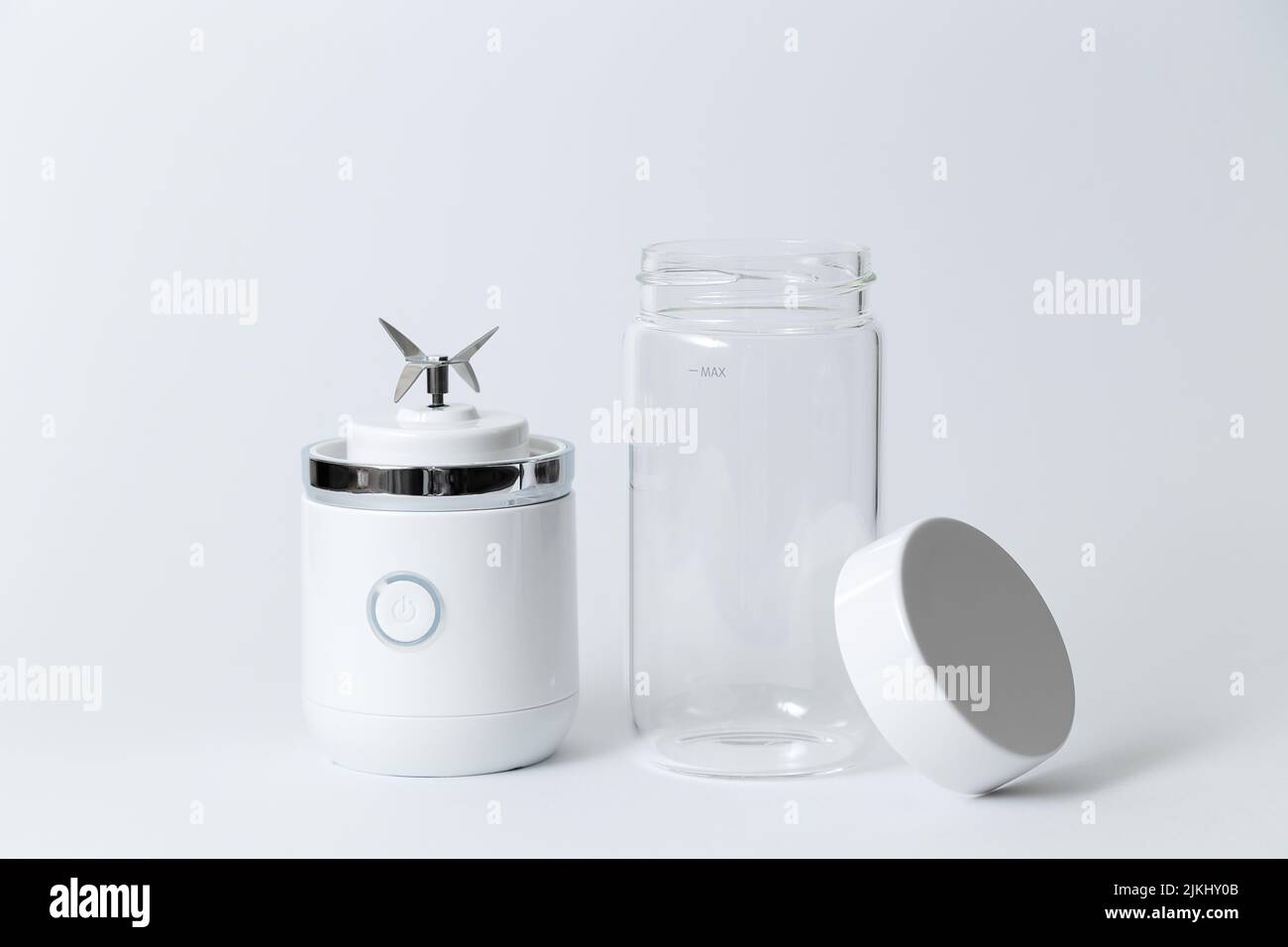 Tragbarer kleiner Mixer für die Zubereitung von Smoothie isoliert auf weißem Hintergrund. Stockfoto