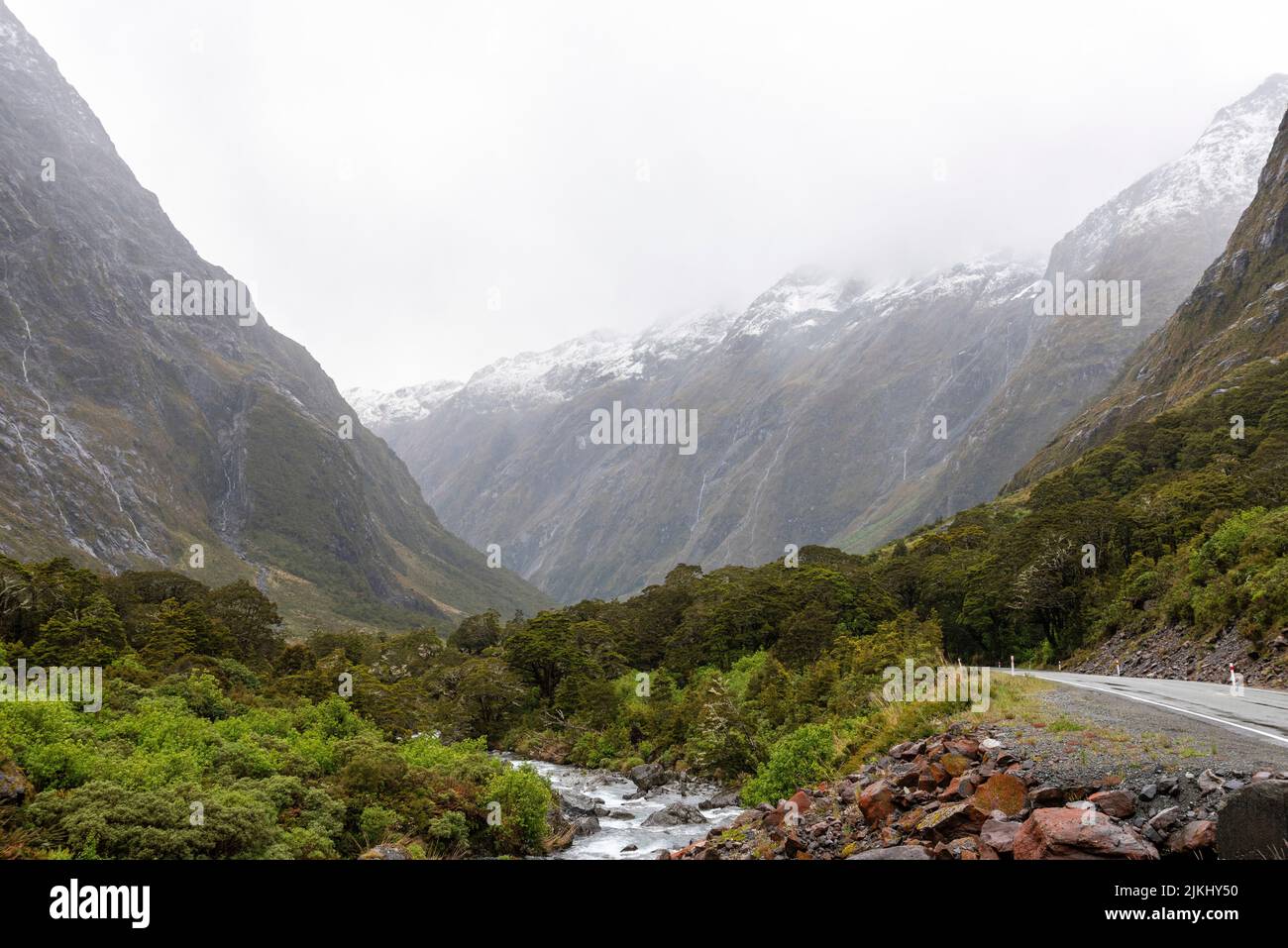 Bergiger Monkey Creek, der durch eine beeindruckende Landschaft neben dem Milford Sound Highway, Südinsel Neuseelands, fließt Stockfoto