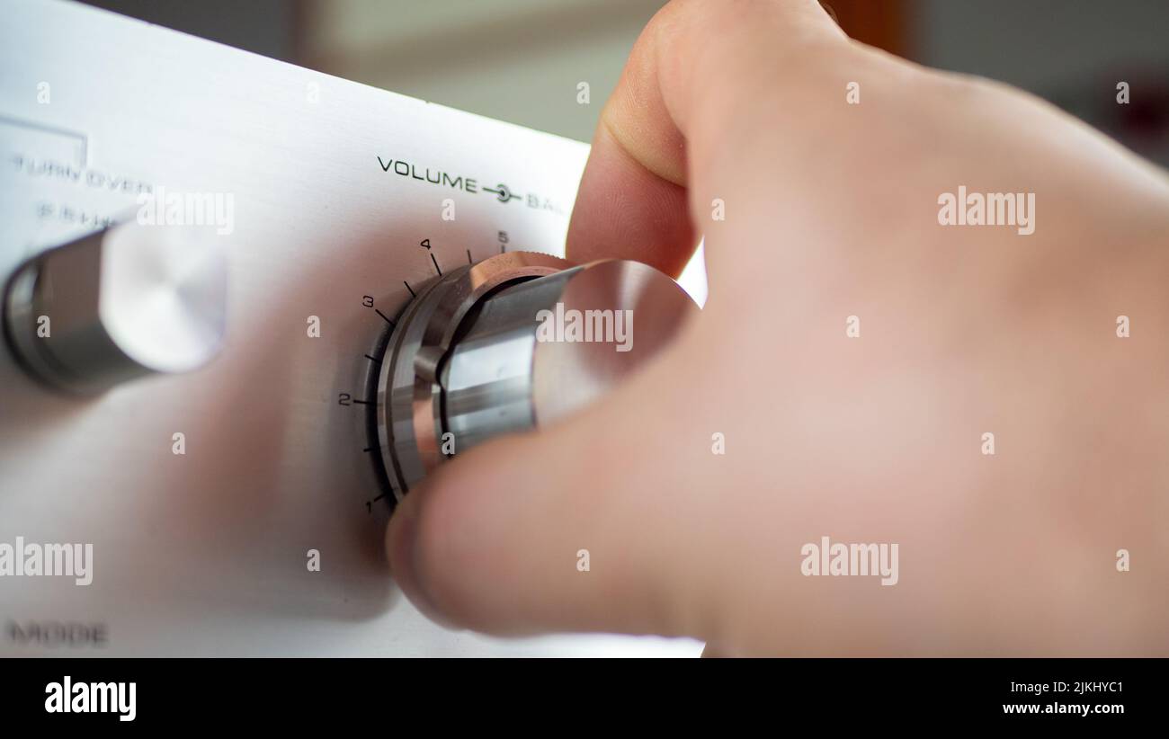 Music Center. Hören von Musik auf Verstärkern. Erhöhen Sie die Lautstärke. Stockfoto
