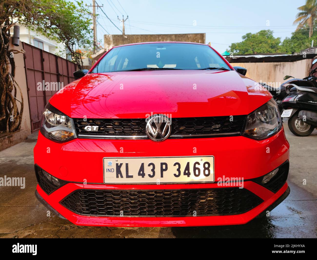 Ein Vorderansicht eines roten Volkswagen Polo Autos, das auf der Straße geparkt ist Stockfoto