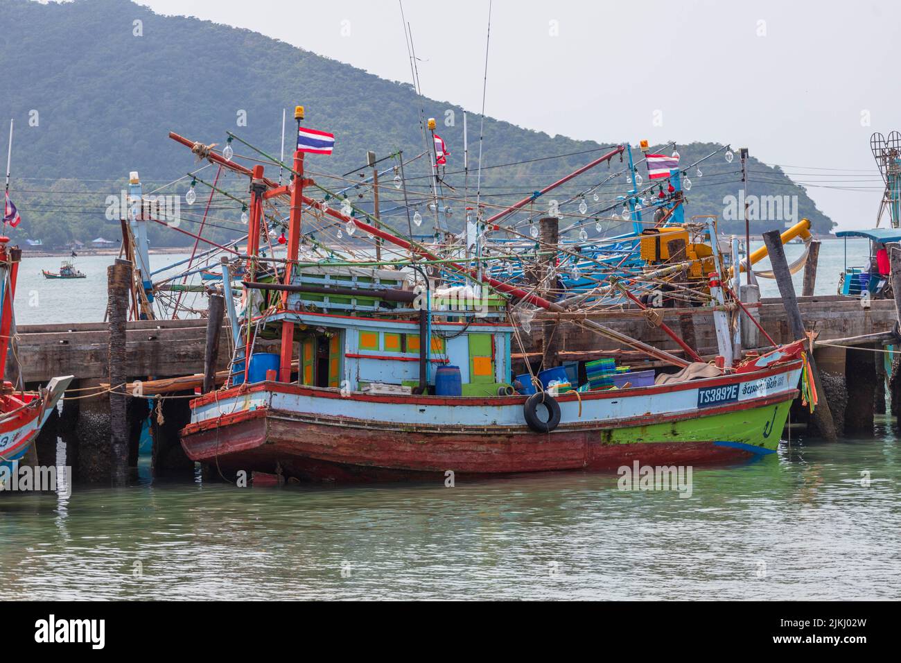 Ein faules Tintenfisch-Fischerboot am Hafen von Bang Saray in Thailand Stockfoto