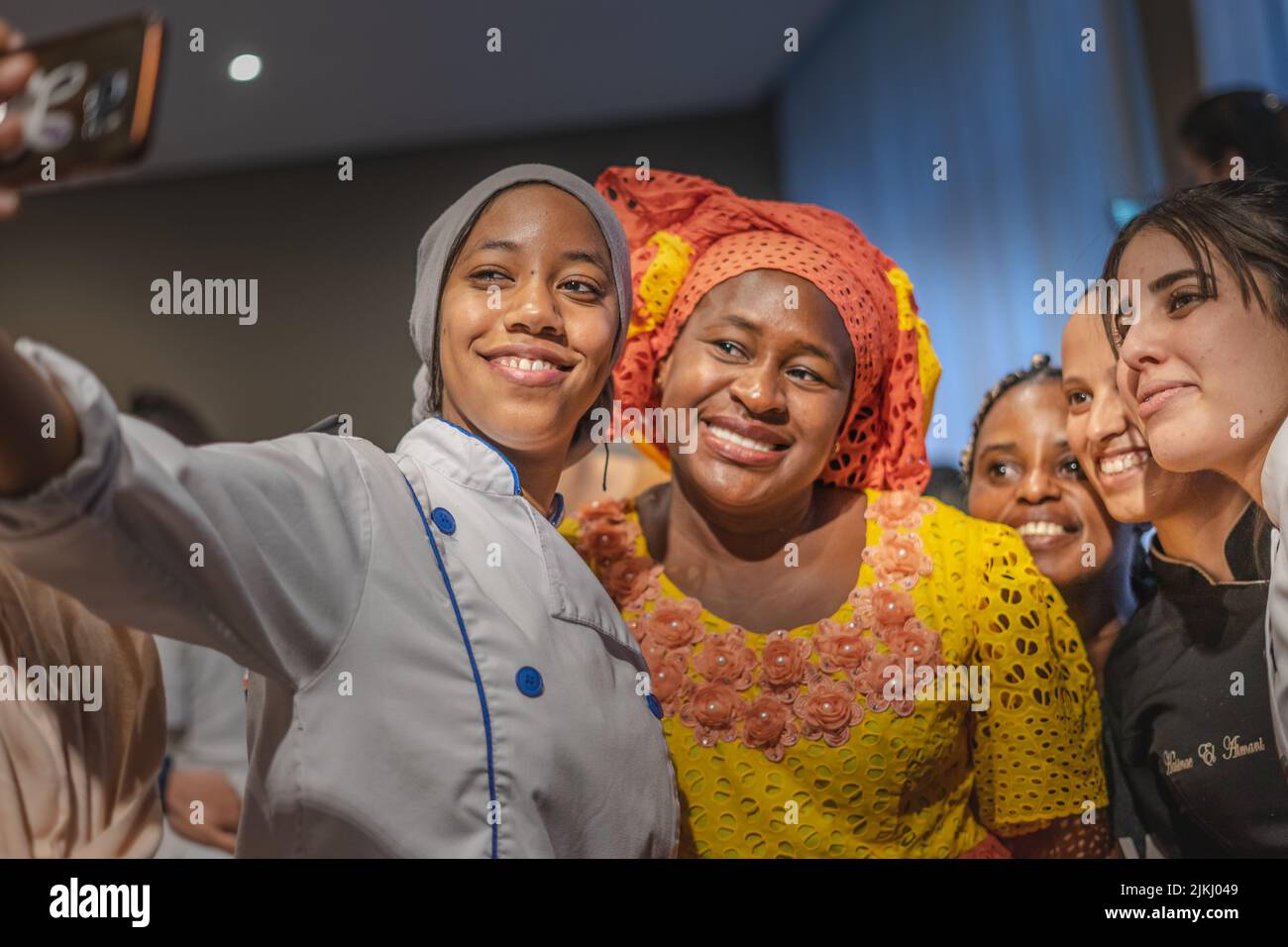 Frauen, die während des Internationalen Frauentages in Innenräumen ein Selfie machen Stockfoto