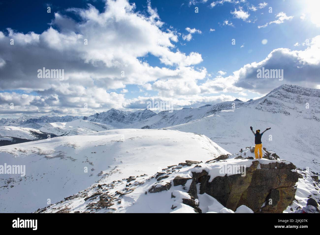 Eine Luftaufnahme eines Wanderers, der die Aussicht auf die verschneiten bald Hills, Jasper, Alberta, Kanada, genießt Stockfoto