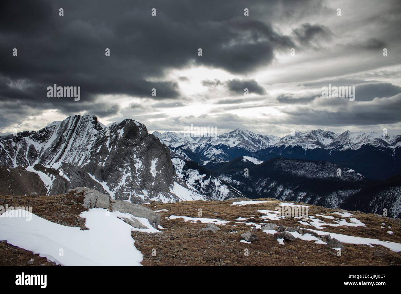 Luftaufnahme eines stürmischen Himmels über Roche Miette im Jasper National Park, Alberta, Kanada Stockfoto