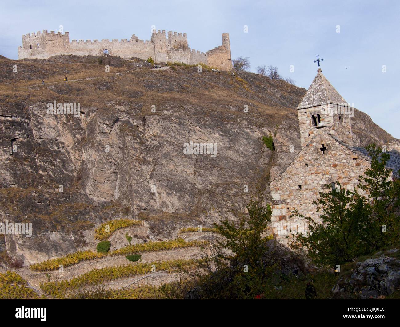 Eine Aufnahme einer Steinkirche und Festung auf einem Berg in Sion, Schweiz Stockfoto