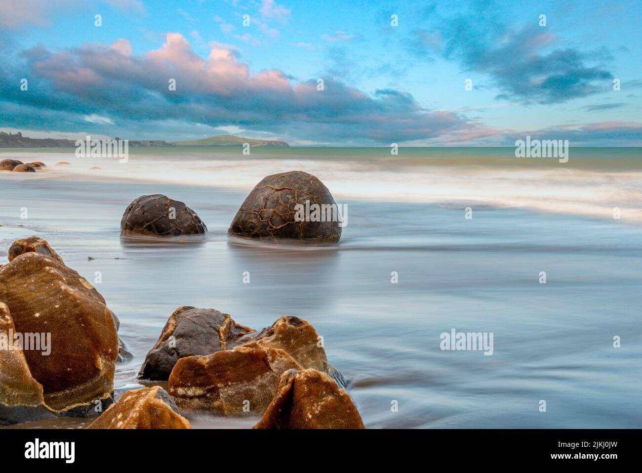 Malerische Moeraki-Felsbrocken an der Ostküste Neuseelands Südinsel Stockfoto