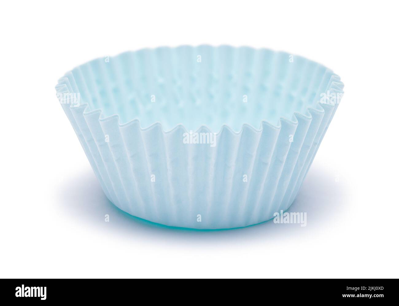 Blauer Papier Cupcake Wrapper auf Weiß ausgeschnitten. Stockfoto