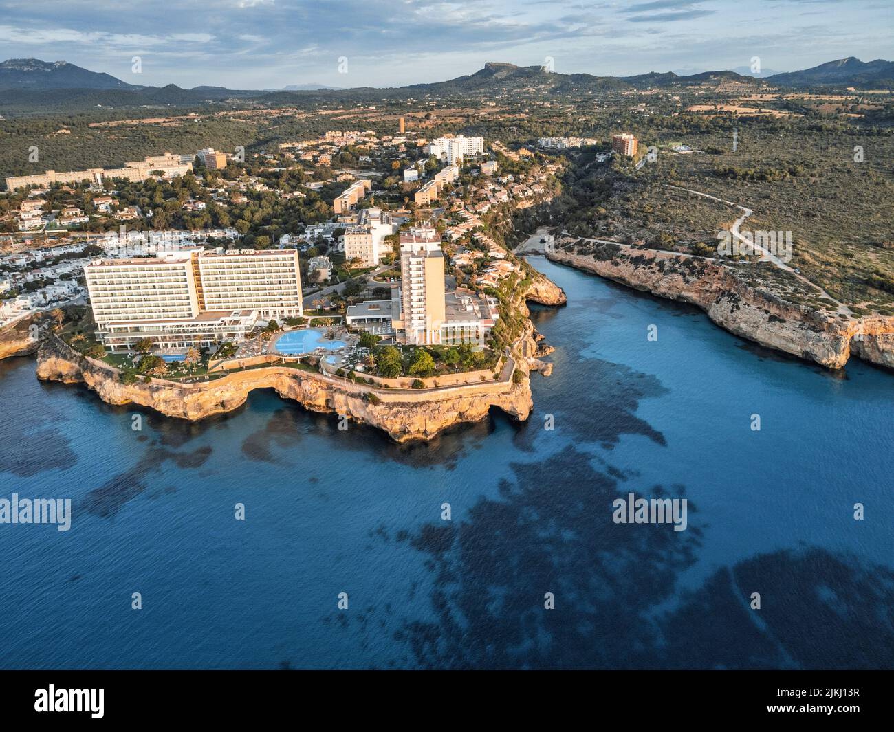 Spanien, Balearen, Mallorca, Bezirk Manacor, Calas de Mallorca. Luftaufnahme der Resorts und der Bucht von Cala Antena Stockfoto