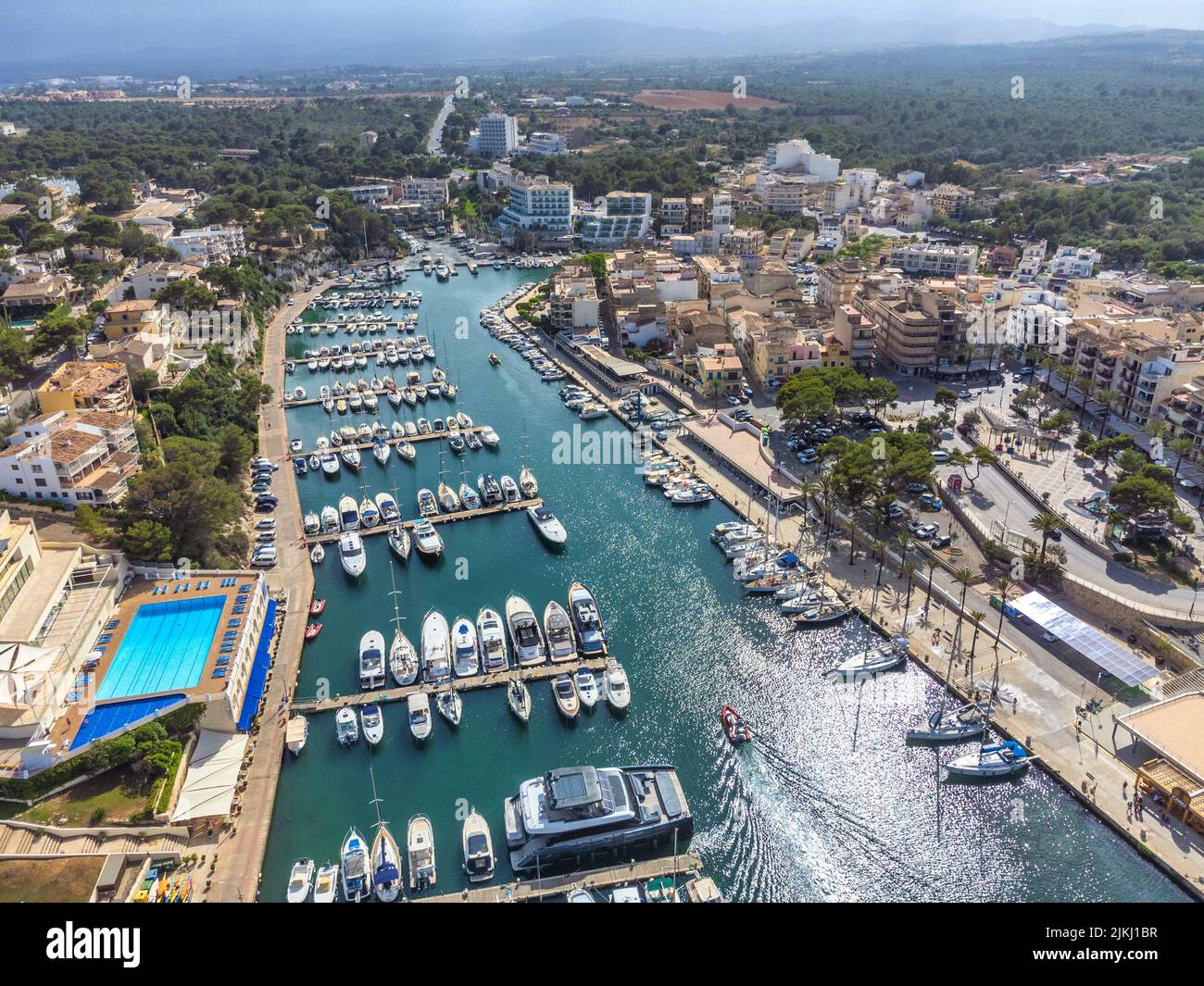 Spanien, Balearen, Mallorca, Stadtteil Manacor, Portocristo. Stadt und Hafen Stockfoto