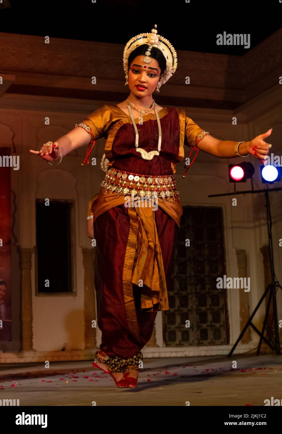 Ein Foto einer jungen indischen Künstlerin, die auf der Pushkar Camel Fair den klassischen indischen Odissi-Tanz auf der Bühne aufführt Stockfoto