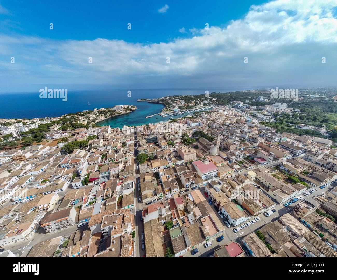 Spanien, Balearen, Mallorca, Bezirk Manacor, Portocristo. Luftaufnahme der Stadt und des Hafens Stockfoto