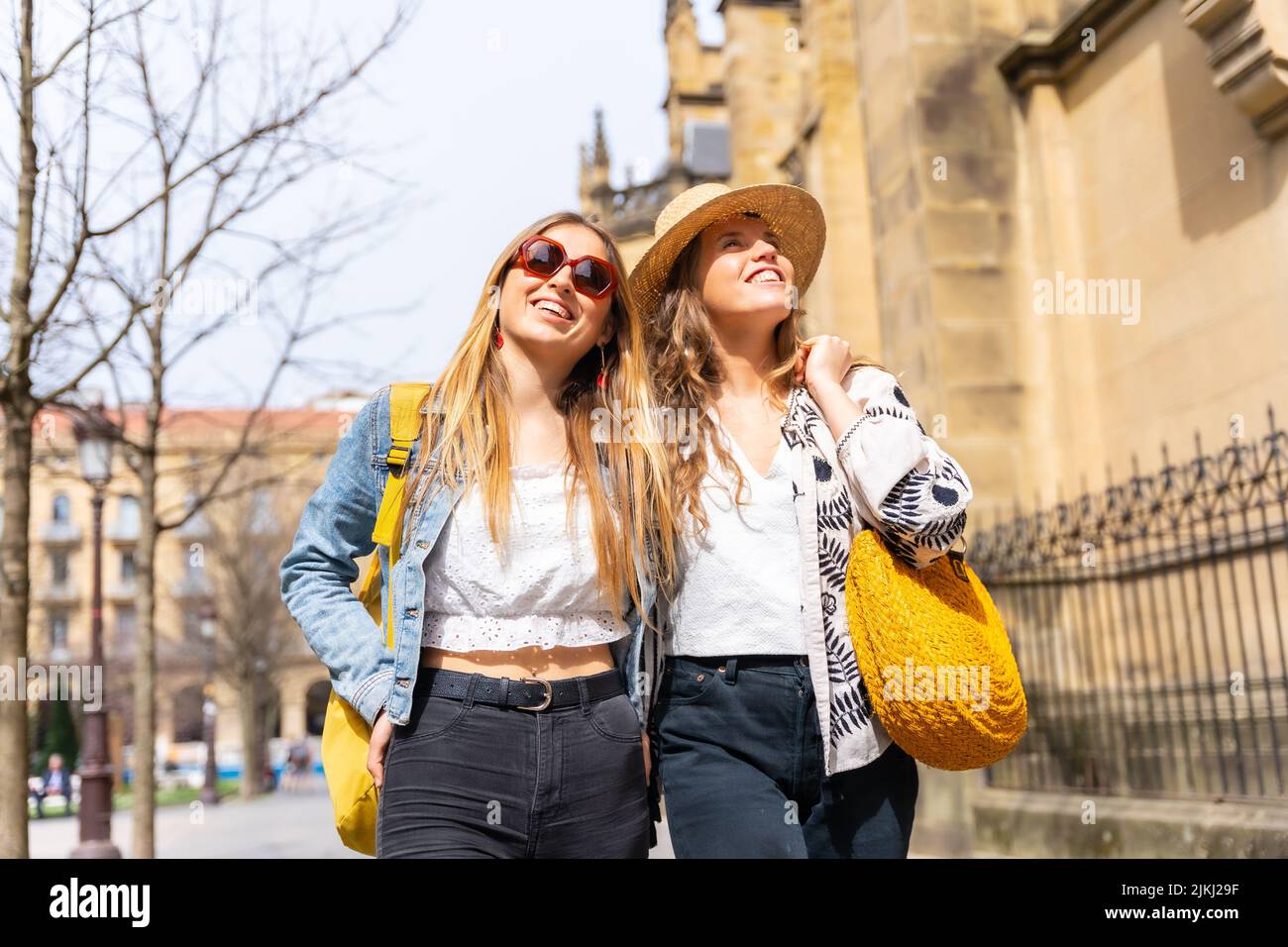 Lifestyle von touristischen Freunden im Urlaub in der Stadt Lächeln, genießen die Frühlingstage in der Stadt San Sebastian an einem Frühlingsmorgen, Gipuzkoa Stockfoto