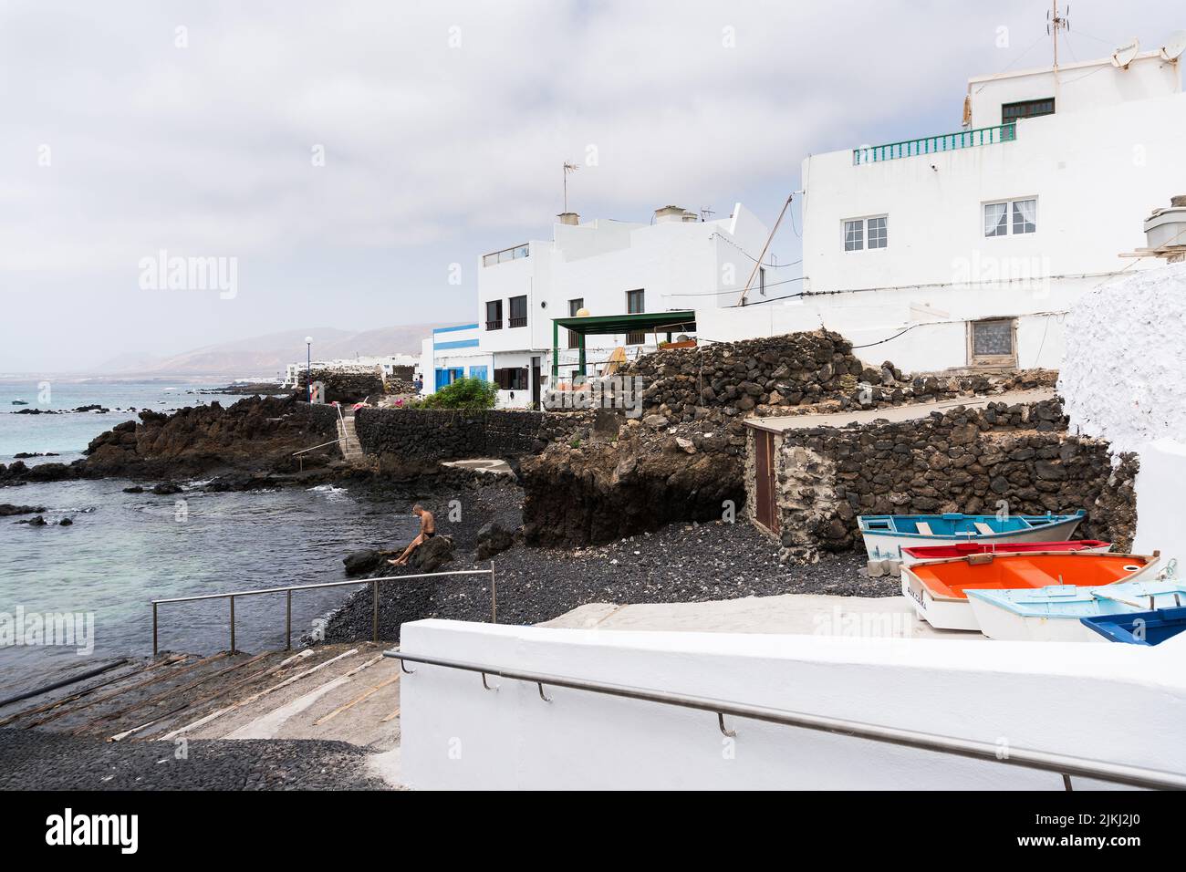 Lanzarote, Spanien - August 7,2018:Blick auf die kleine Stadt Punta Mujeres auf der Insel Lanzarote, die für ihre natürlichen Schwimmbäder während eines Clos bekannt ist Stockfoto