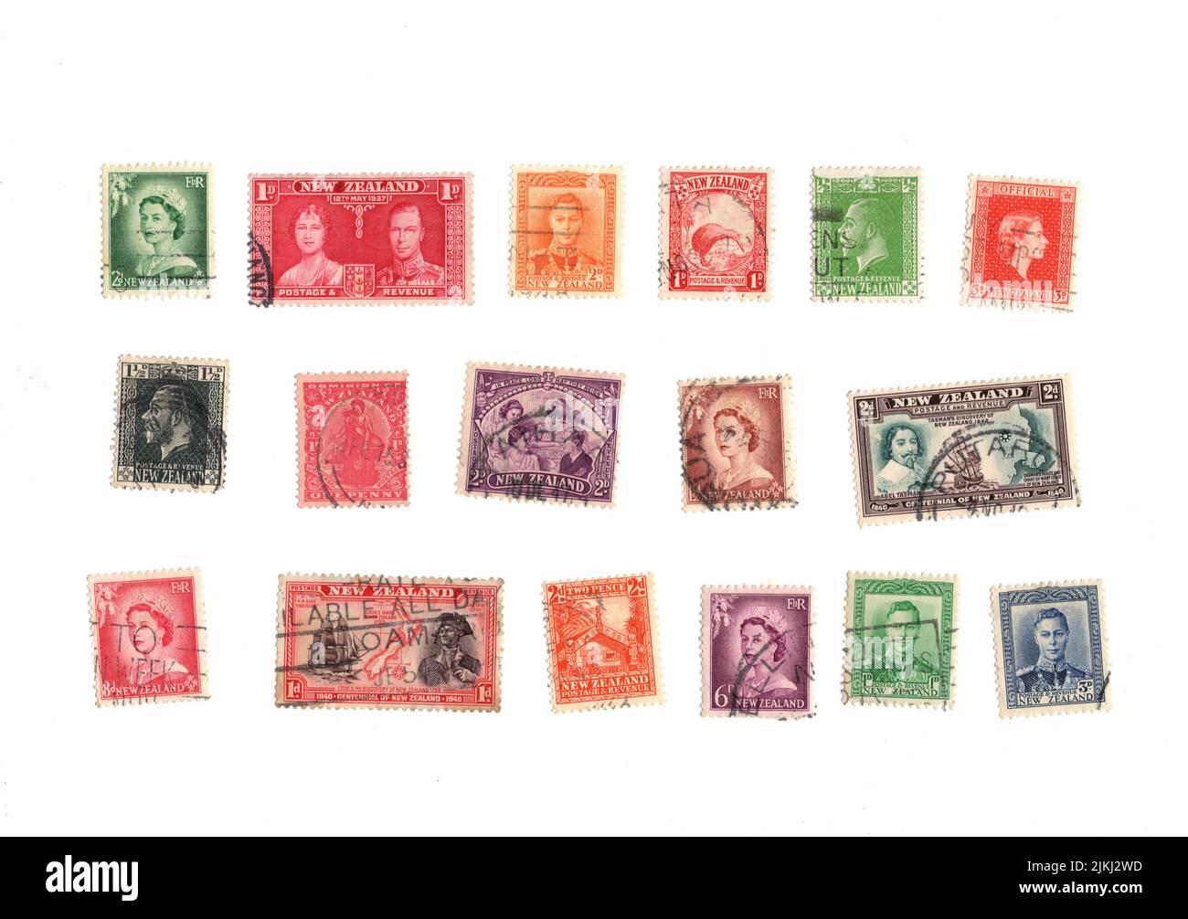 Eine Auswahl alter Briefmarken aus Neuseeland auf weißem Hintergrund. Stockfoto