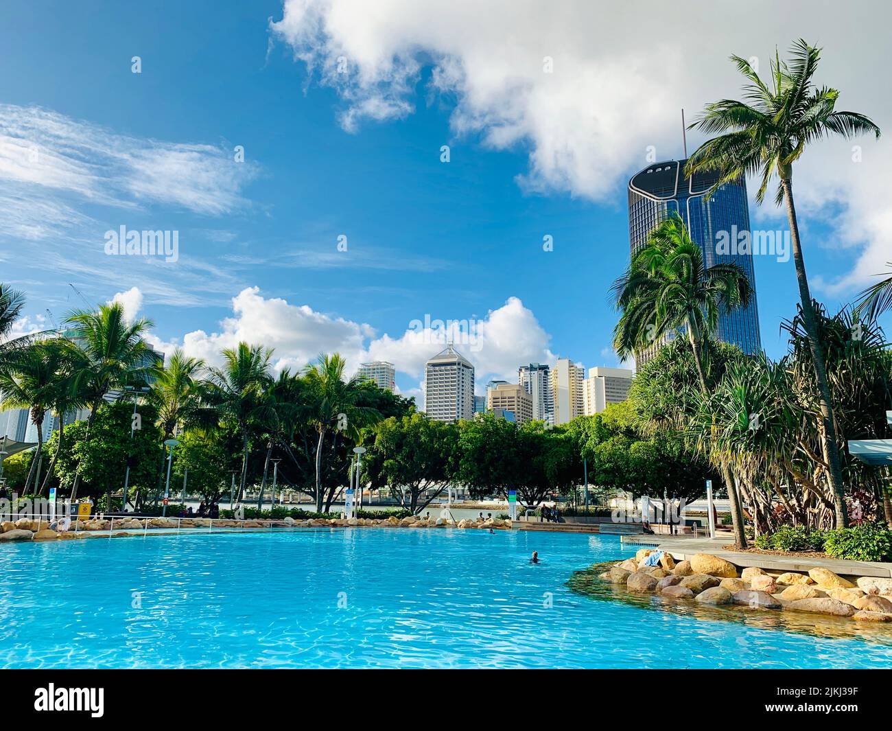 Brisbane, Streets Beach und ein Geschäftsgebäude Stockfoto