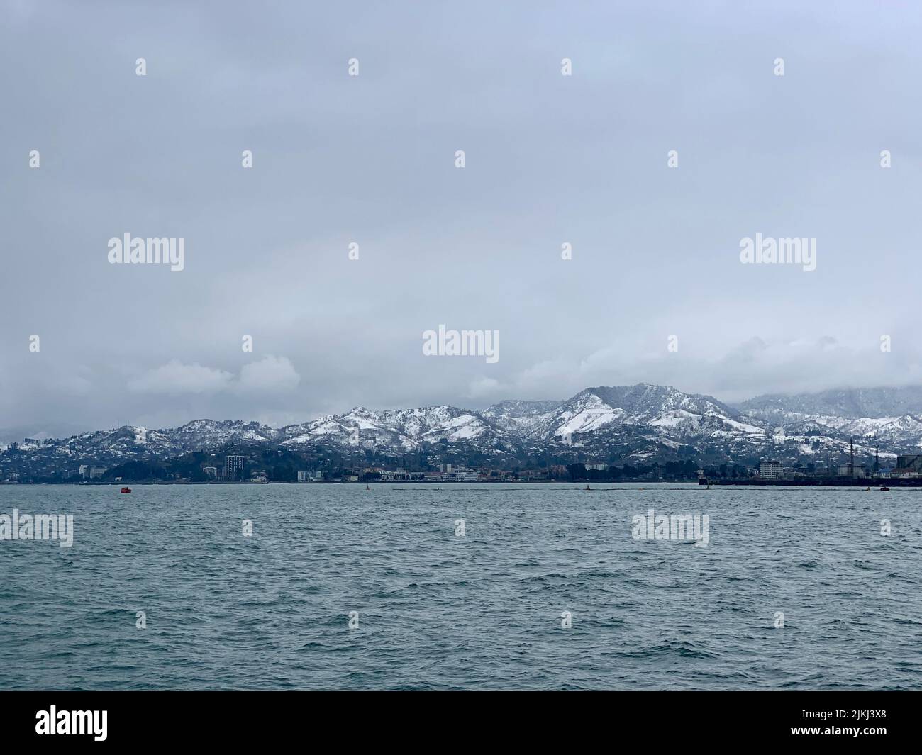 Das Schwarze Meer und der Berg unter Schnee in Odessa Stockfoto