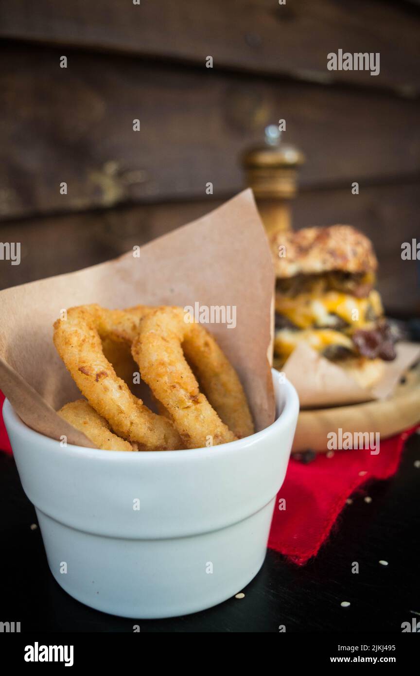 Eine Nahaufnahme einer köstlichen gebratenen Zwiebelringe Stockfoto