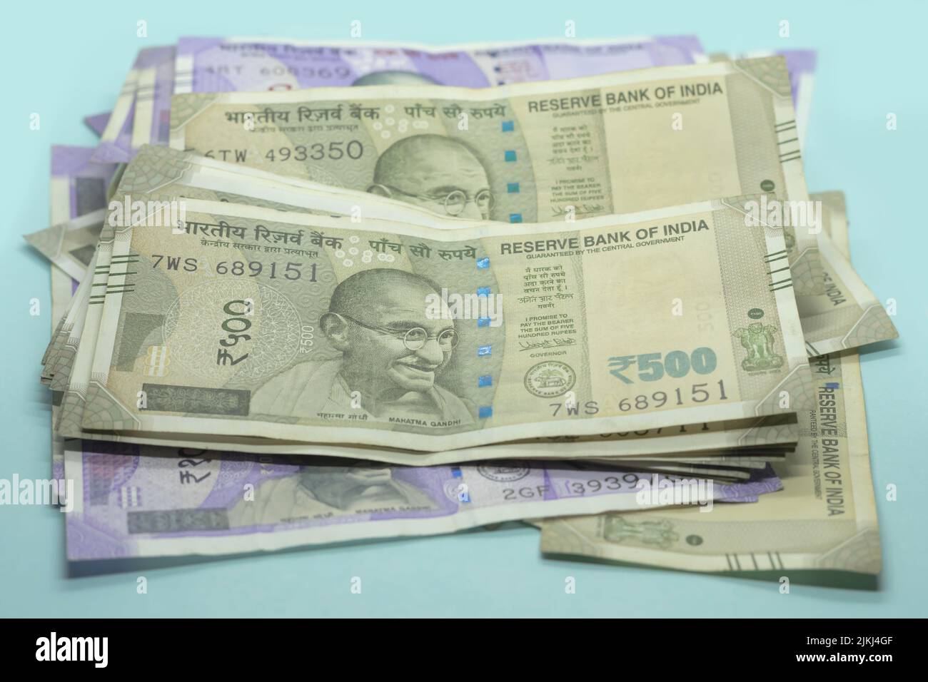 Die indische Währung - 500 Rupien-Noten und 100 Rupien-Noten auf dem blauen Hintergrund Stockfoto