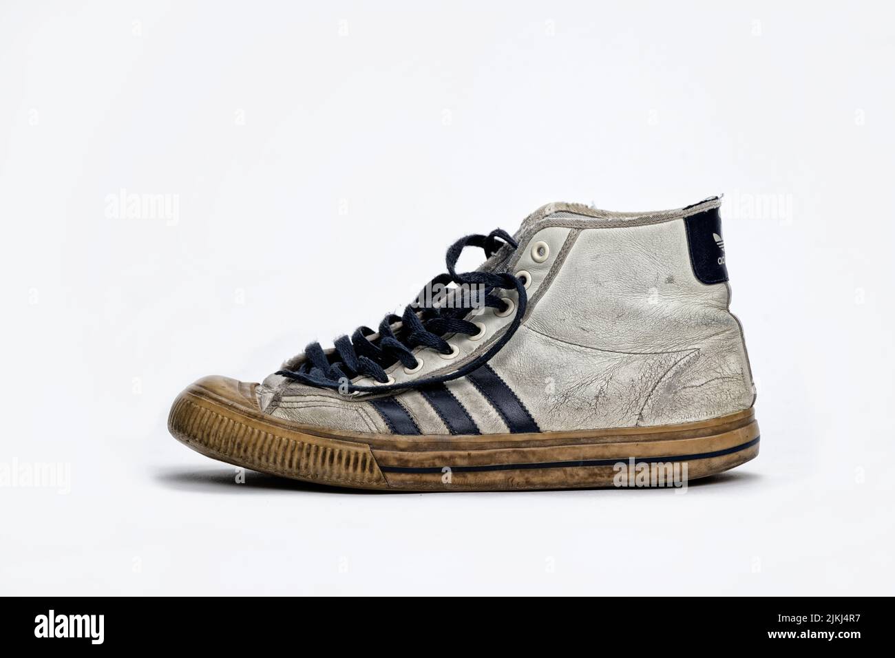 overeenkomst Altijd Injectie Der Vintage alte Leder Adidas Sneaker auf weißem Hintergrund  Stockfotografie - Alamy