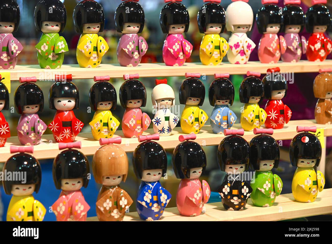 Eine Kollektion japanischer Puppen, inspiriert von der Tradition der Mini-Kokeshi-Puppen zum Verkauf Stockfoto