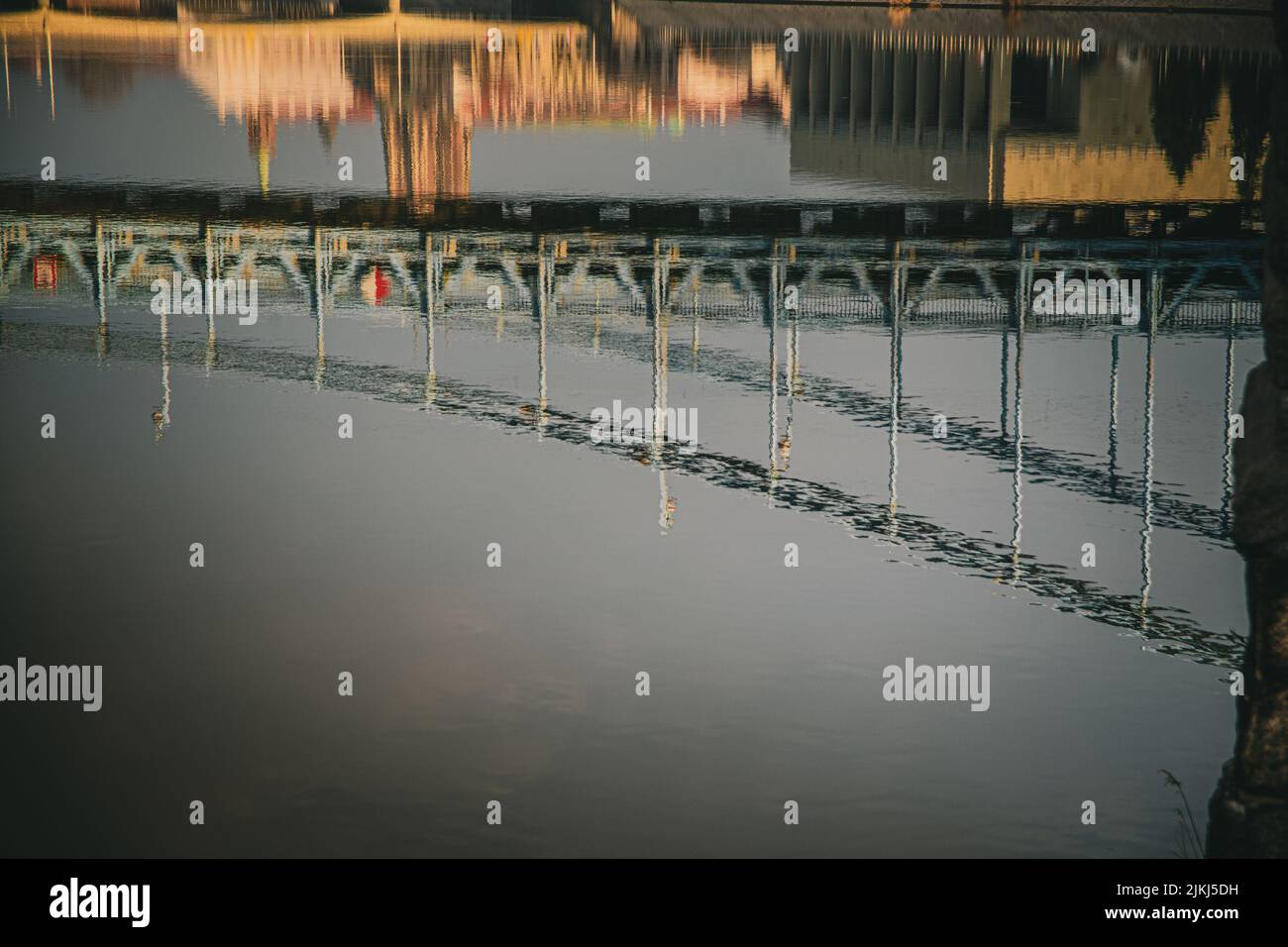 Die oder spiegelt die Breslauer Stadtgebäude am Wasser wider. Stockfoto Die oder spiegelt die Breslauer Stadtgebäude am Wasser wider. Stockfoto