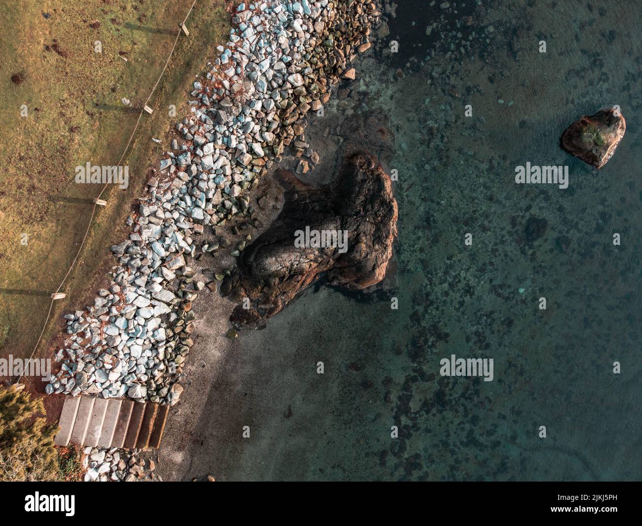 Bei Belcarra in Coquitlam, Kanada, trifft eine Luftaufnahme des Ozeans auf Land voller Steine Stockfoto