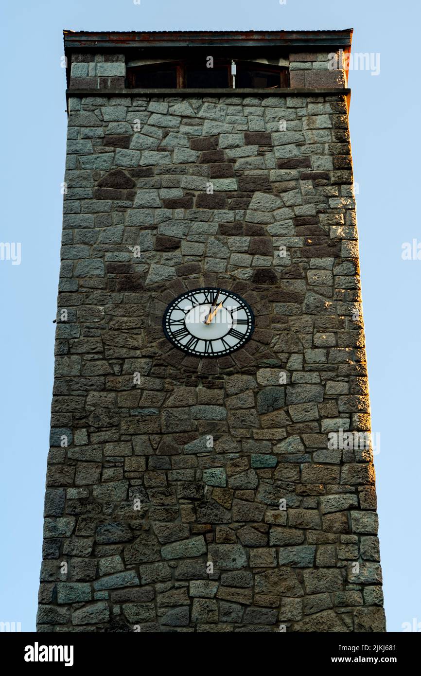 Eine vertikale Aufnahme eines Steingebäudes mit einer Uhr darauf Stockfoto