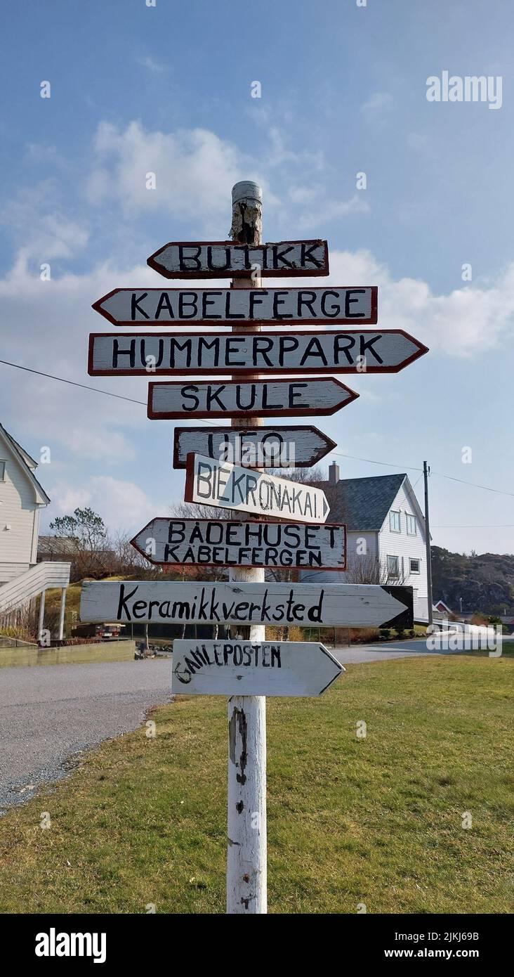 Eine vertikale Aufnahme eines Richtungszeichens in der Stadt Espevaer in Norwegen Stockfoto